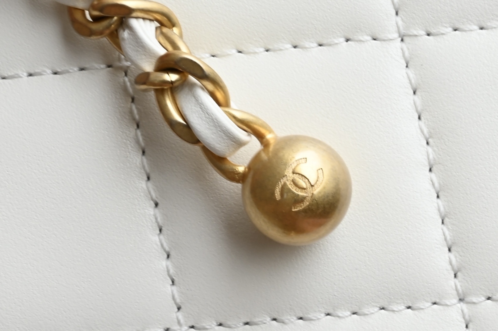 白金版▪️正品级 包装如图𝗖𝗵𝗮𝗻𝗲𝟭 𝟮𝟓𝐒 全新升级版双金珠口盖包 白色 小号专柜售价𝟦𝟧𝟪𝟢𝟢𝗋𝗆