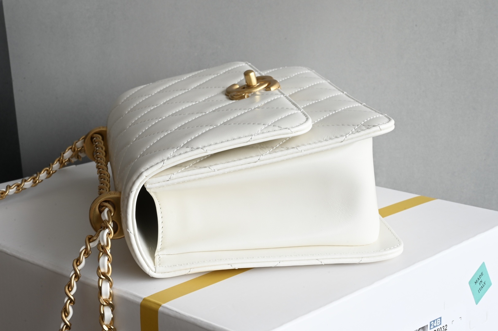 白金版▪️正品级 包装如图𝗖𝗵𝗮𝗻𝗲𝟭 𝟮𝟓𝐬 全新升级版双金珠口盖包 白色 中号 专柜售价𝟦𝟪𝟧𝟢𝟢𝗋