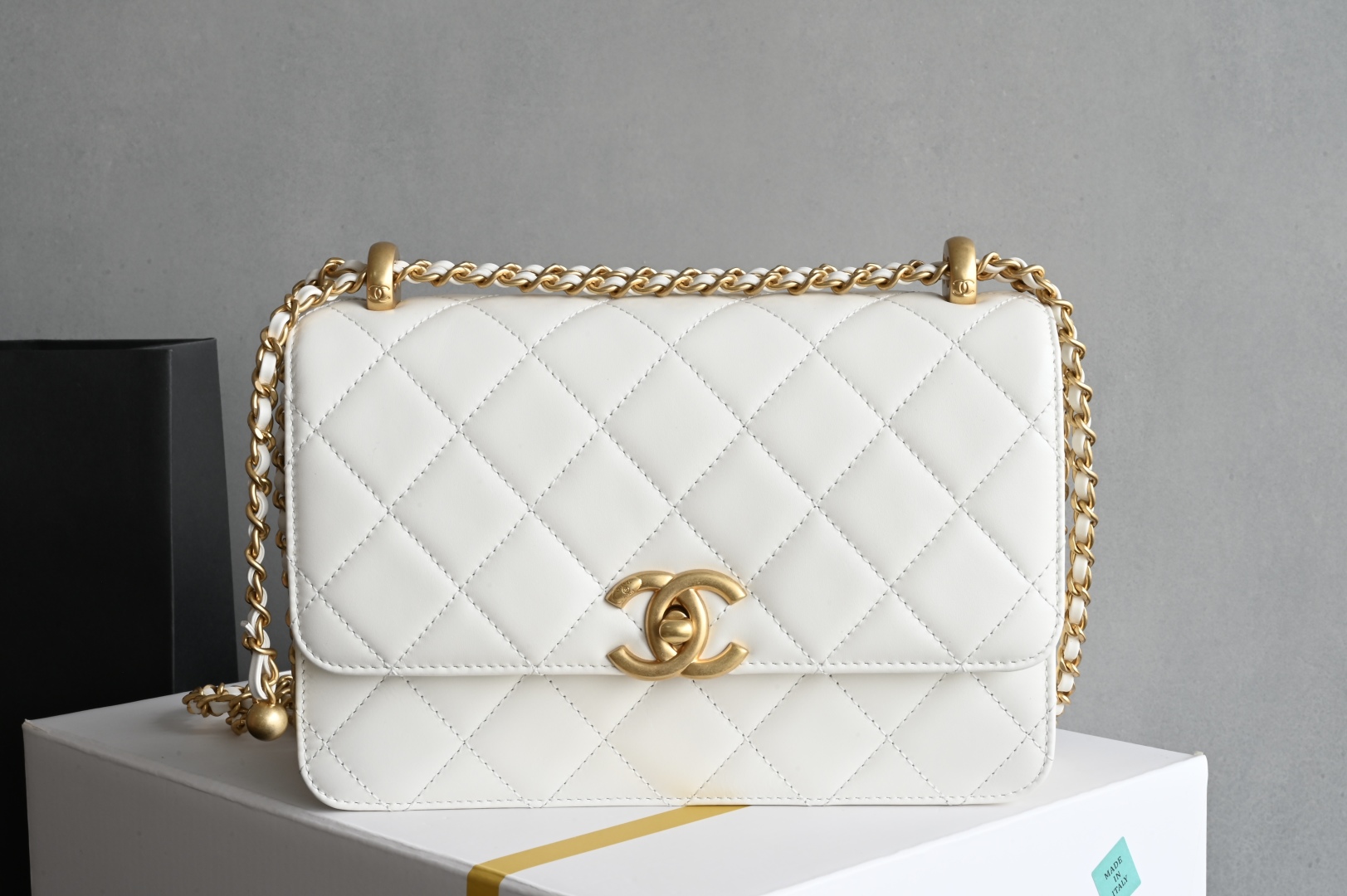 白金版▪️正品级 包装如图𝗖𝗵𝗮𝗻𝗲𝟭 𝟮𝟓𝐬 全新升级版双金珠口盖包 白色 中号 专柜售价𝟦𝟪𝟧𝟢𝟢𝗋