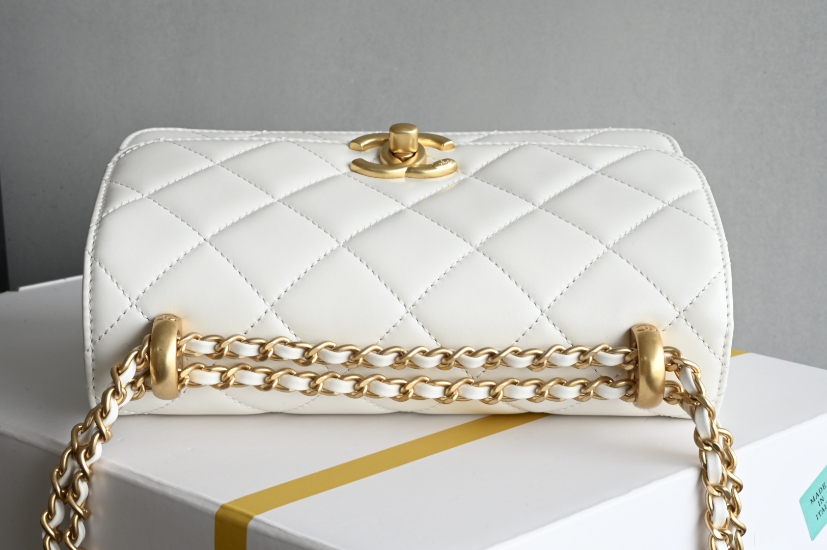 白金版▪️正品级 包装如图𝗖𝗵𝗮𝗻𝗲𝟭 𝟮𝟓𝐒 全新升级版双金珠口盖包 白色 小号专柜售价𝟦𝟧𝟪𝟢𝟢𝗋𝗆