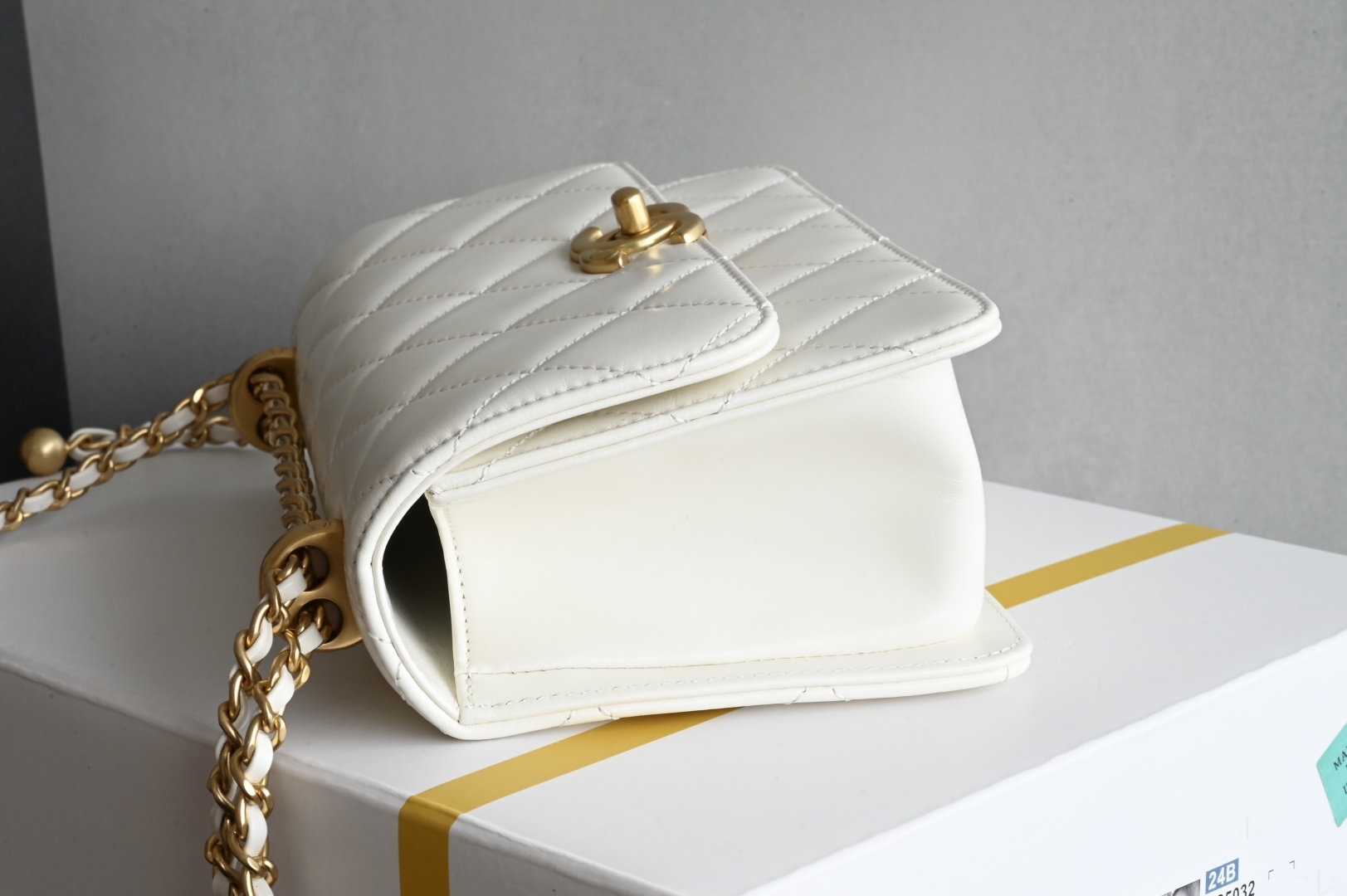 白金版▪️正品级 包装如图𝗖𝗵𝗮𝗻𝗲𝟭 𝟮𝟓𝐒 全新升级版双金珠口盖包 白色 小号专柜售价𝟦𝟧𝟪𝟢𝟢𝗋𝗆