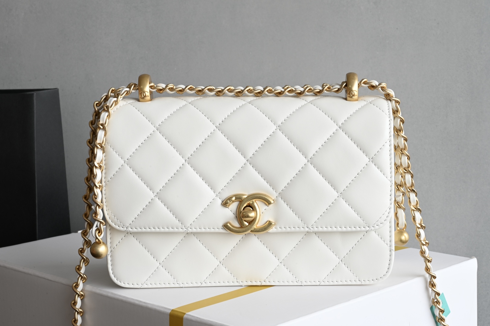 白金版▪️正品级 包装如图𝗖𝗵𝗮𝗻𝗲𝟭 𝟮𝟓𝐒 全新升级版双金珠口盖包 白色 小号专柜售价𝟦𝟧𝟪𝟢𝟢𝗋𝗆