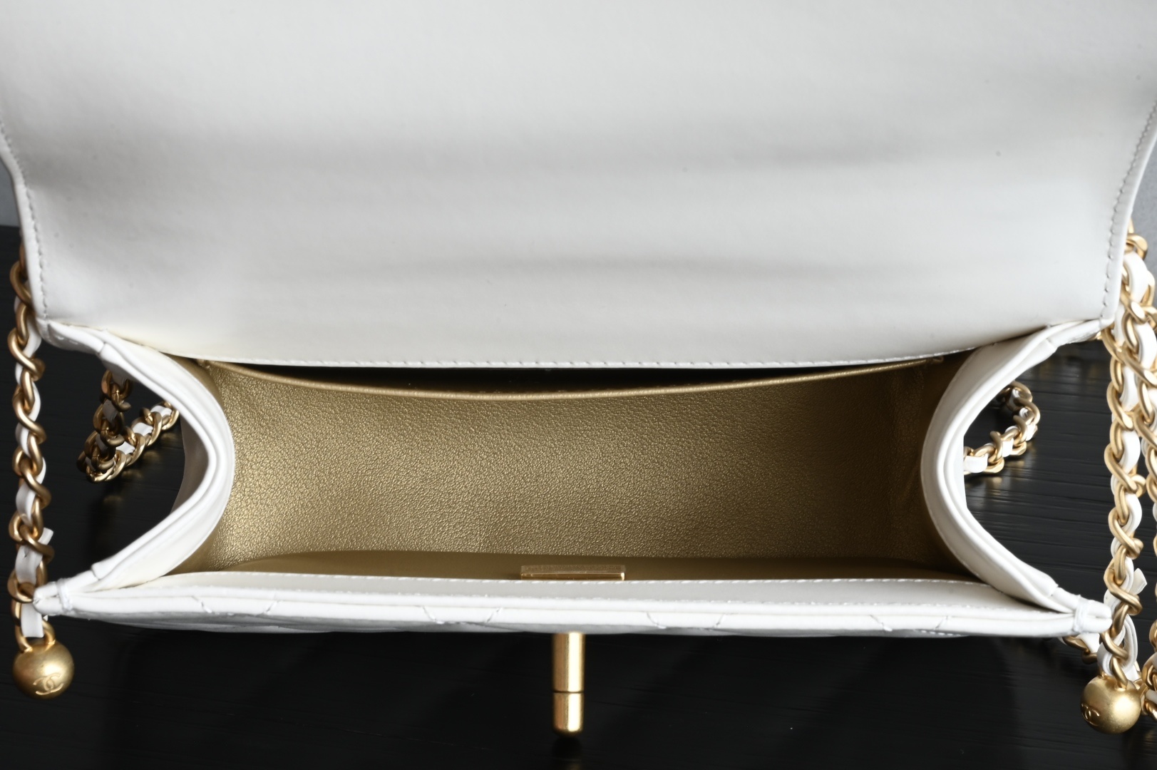 白金版▪️正品级 包装如图𝗖𝗵𝗮𝗻𝗲𝟭 𝟮𝟓𝐒 全新升级版双金珠口盖包 白色 小号专柜售价𝟦𝟧𝟪𝟢𝟢𝗋𝗆