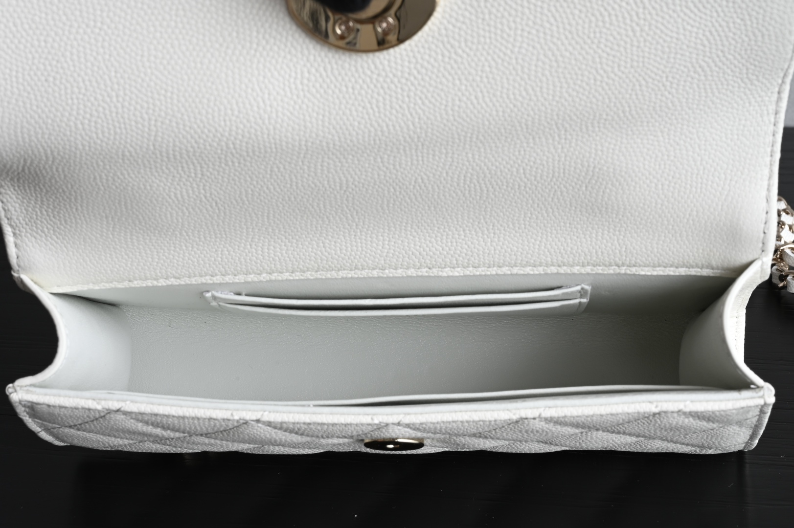 白金版▪️正品级 包装如图现货发售🌱皮穿链手柄𝐤𝐞𝐥𝐥𝐲手机包回归𝑪𝒉𝒂𝒏𝒆𝒍 𝟐𝟓𝐒｜白色♥𝐳𝐩级这颗