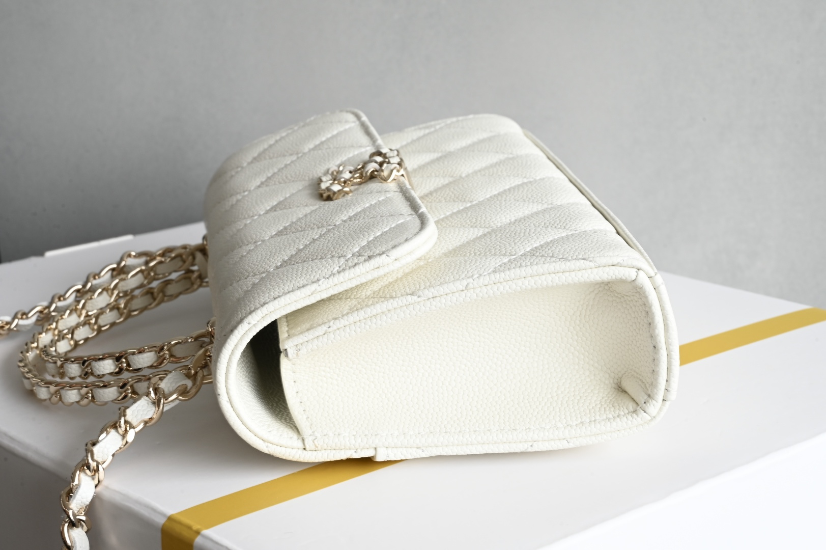 白金版▪️正品级 包装如图现货发售🌱皮穿链手柄𝐤𝐞𝐥𝐥𝐲手机包回归𝑪𝒉𝒂𝒏𝒆𝒍 𝟐𝟓𝐒｜白色♥𝐳𝐩级这颗