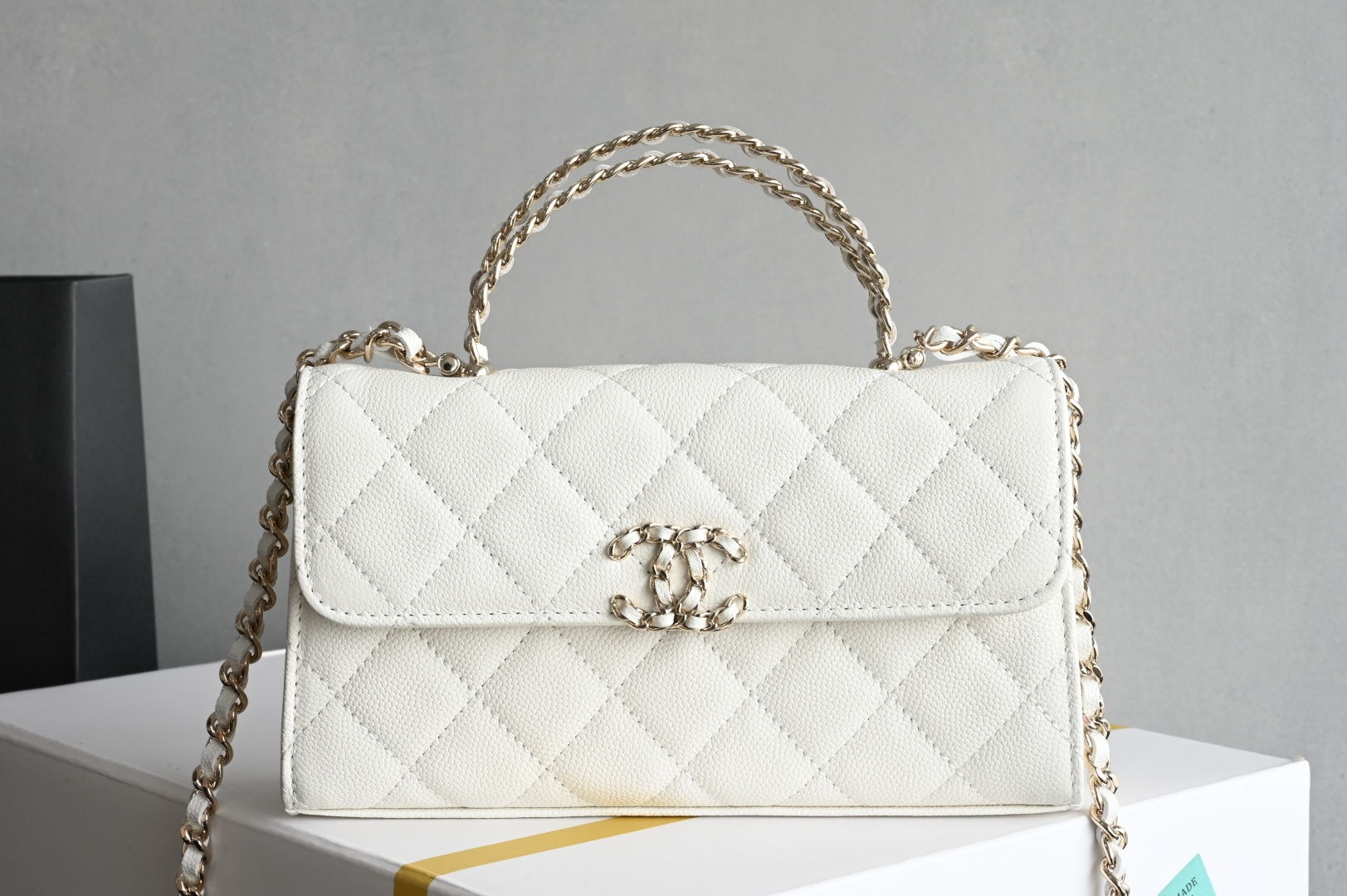 白金版▪️正品级 包装如图现货发售🌱皮穿链手柄𝐤𝐞𝐥𝐥𝐲手机包回归𝑪𝒉𝒂𝒏𝒆𝒍 𝟐𝟓𝐒｜白色♥𝐳𝐩级这颗