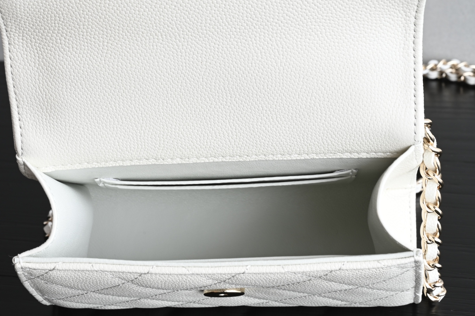 白金版▪️正品级 包装如图现货发售🌱皮穿链手柄𝐤𝐞𝐥𝐥𝐲手机包回归𝑪𝒉𝒂𝒏𝒆𝒍 𝟐𝟓𝐬｜白色♥𝐳𝐩级 中