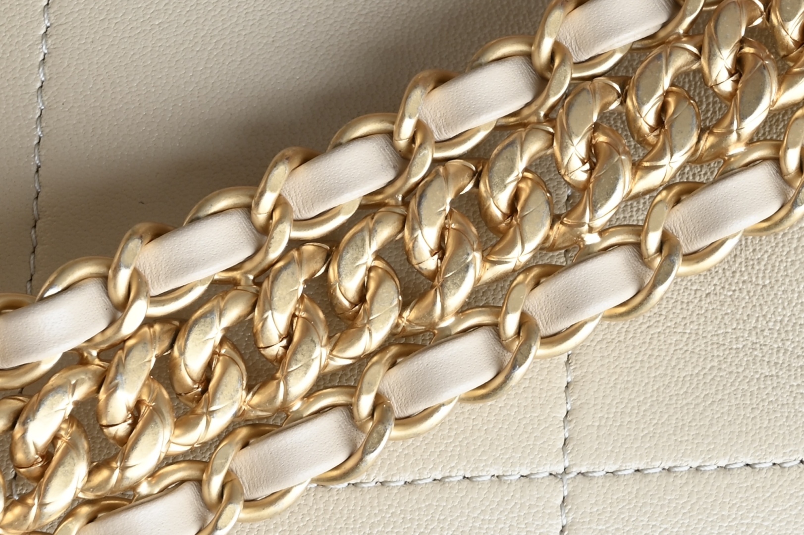 白金版▪️正品级 包装如图全新到货🆕𝐂𝐡𝐚𝐧𝐞𝟏 𝟐𝟓𝐏 小号嬉皮包专柜售价𝟦𝟩𝟪𝟢𝟢𝗋𝗆𝖻购入开发〰️