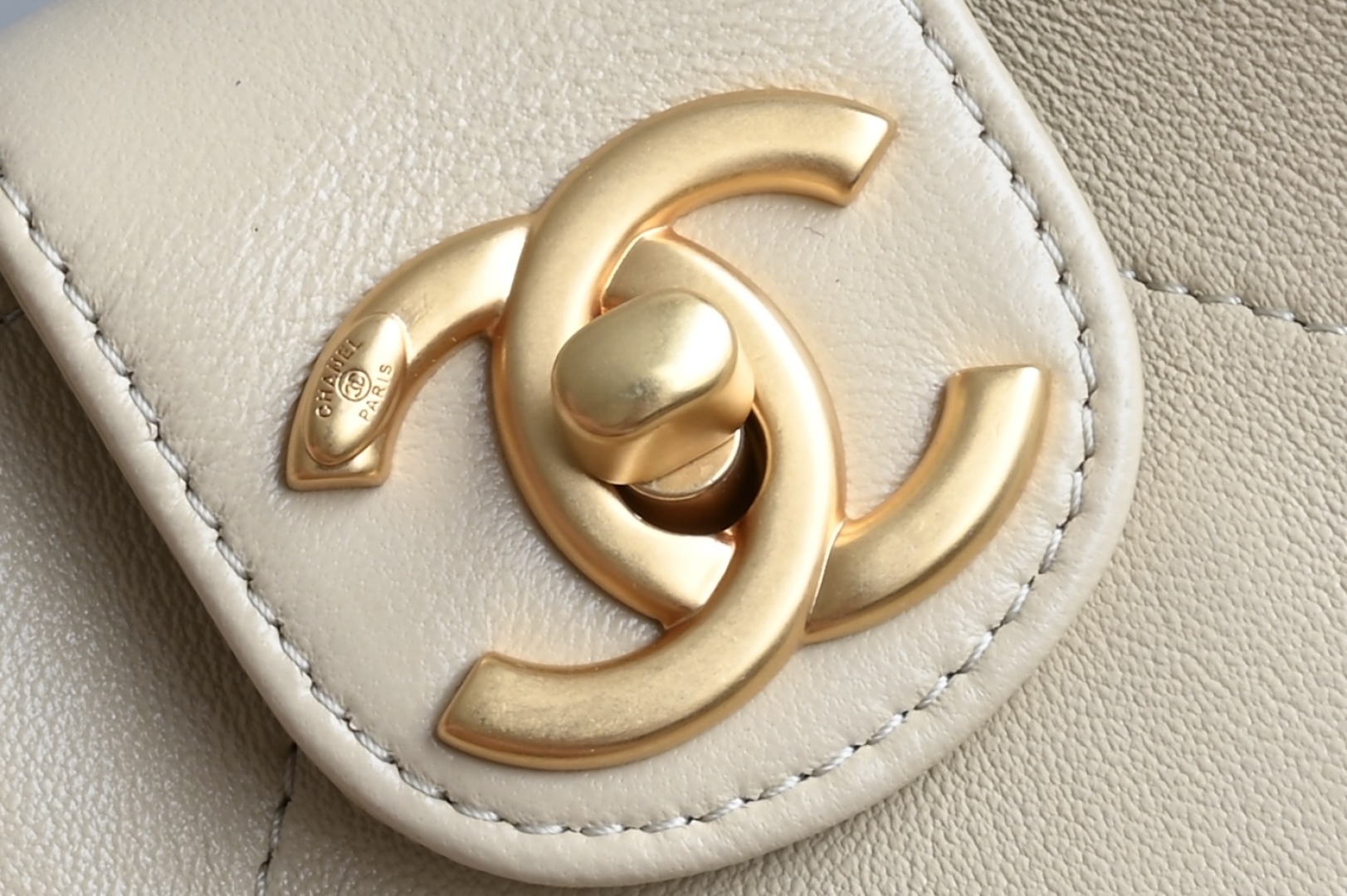 白金版▪️正品级 包装如图全新到货🆕𝐂𝐡𝐚𝐧𝐞𝟏 𝟐𝟓𝐏 小号嬉皮包专柜售价𝟦𝟩𝟪𝟢𝟢𝗋𝗆𝖻购入开发〰️