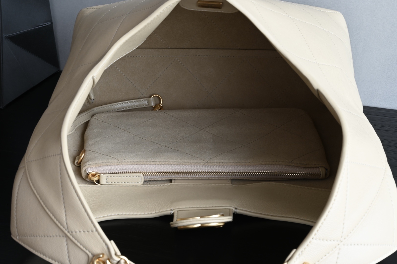 白金版▪️正品级 包装如图全新到货🆕𝐂𝐡𝐚𝐧𝐞𝟏 𝟐𝟓𝐏 大号嬉皮包专柜售价𝟧𝟧𝟢𝟢𝟢𝗋𝗆𝖻购入开发〰️