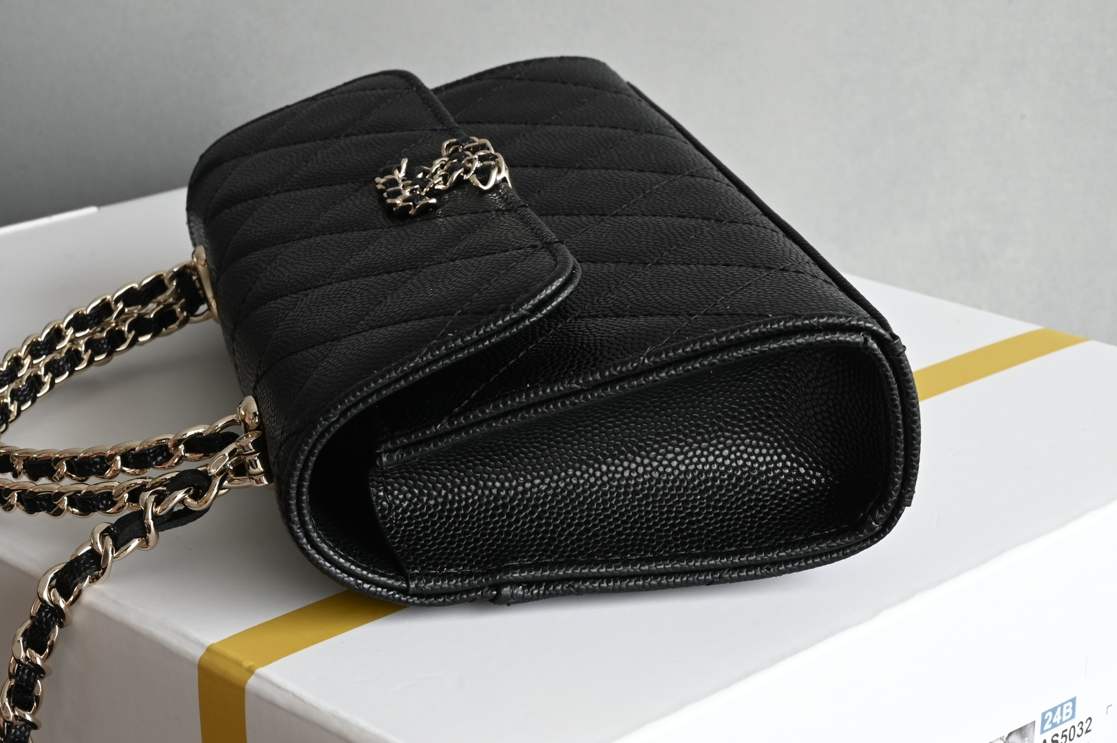 白金版▪️正品级 包装如图现货发售🌱皮穿链手柄𝐤𝐞𝐥𝐥𝐲手机包回归𝑪𝒉𝒂𝒏𝒆𝒍 𝟐𝟓𝐒｜白色♥𝐳𝐩级 黑