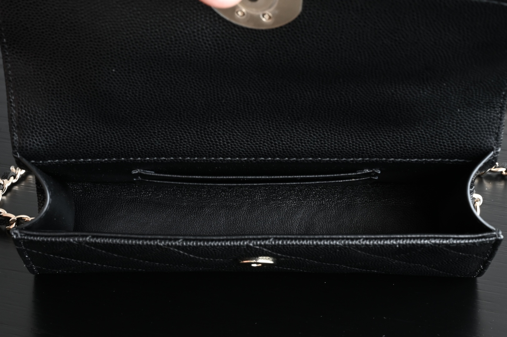 白金版▪️正品级 包装如图现货发售🌱皮穿链手柄𝐤𝐞𝐥𝐥𝐲手机包回归𝑪𝒉𝒂𝒏𝒆𝒍 𝟐𝟓𝐒｜白色♥𝐳𝐩级 黑