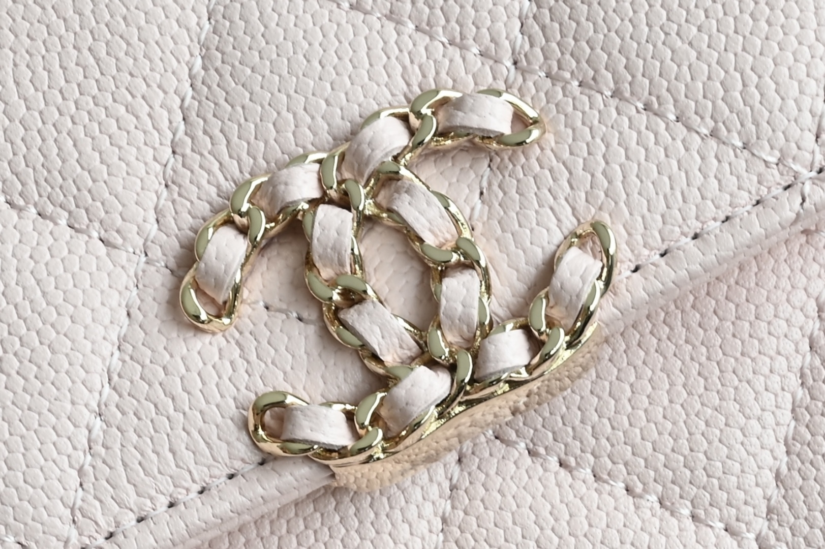 白金版▪️正品级 包装如图现货发售🌱皮穿链手柄𝐤𝐞𝐥𝐥𝐲手机包回归𝑪𝒉𝒂𝒏𝒆𝒍 𝟐𝟓𝐒｜白色♥𝐳𝐩级 粉