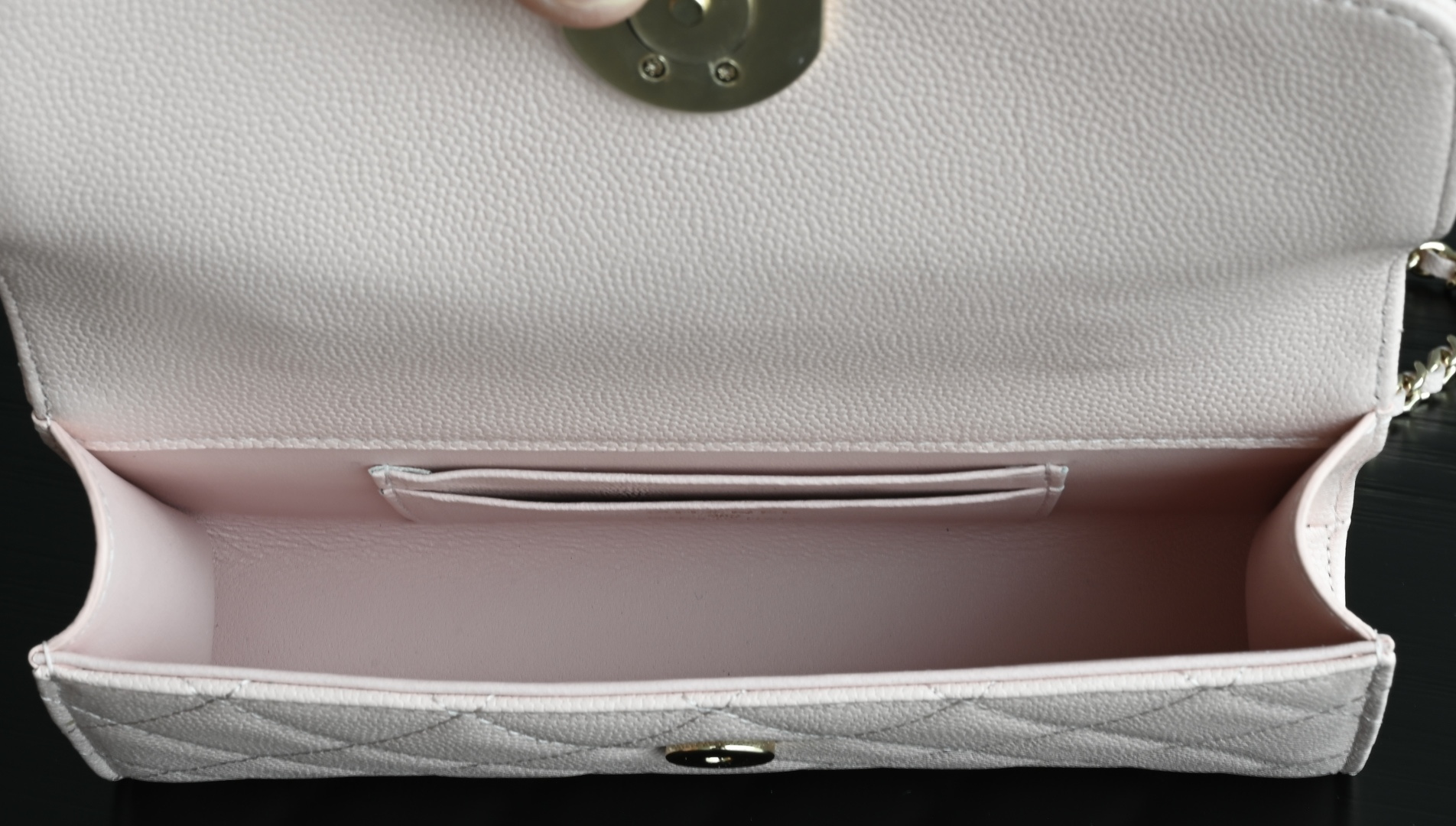 白金版▪️正品级 包装如图现货发售🌱皮穿链手柄𝐤𝐞𝐥𝐥𝐲手机包回归𝑪𝒉𝒂𝒏𝒆𝒍 𝟐𝟓𝐒｜白色♥𝐳𝐩级 粉