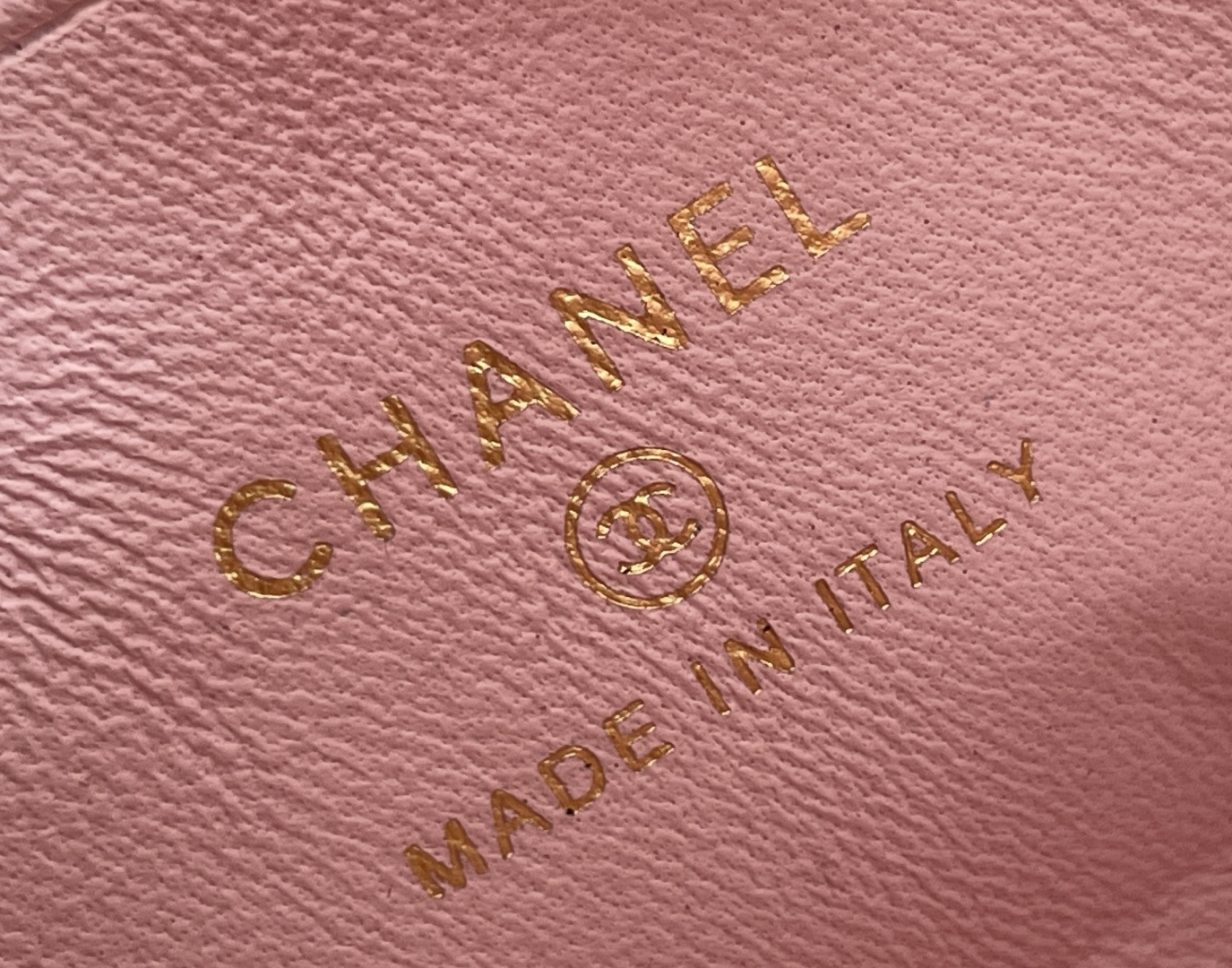 白金版▪️正品级 包装如图现货发售🌱皮穿链手柄𝐤𝐞𝐥𝐥𝐲手机包回归𝑪𝒉𝒂𝒏𝒆𝒍 𝟐𝟓𝐒｜白色♥𝐳𝐩级 粉