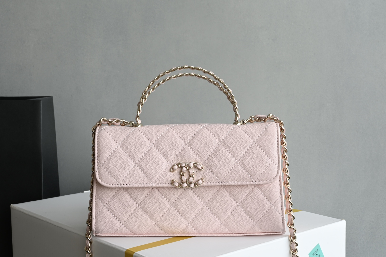 白金版▪️正品级 包装如图现货发售🌱皮穿链手柄𝐤𝐞𝐥𝐥𝐲手机包回归𝑪𝒉𝒂𝒏𝒆𝒍 𝟐𝟓𝐒｜白色♥𝐳𝐩级 粉