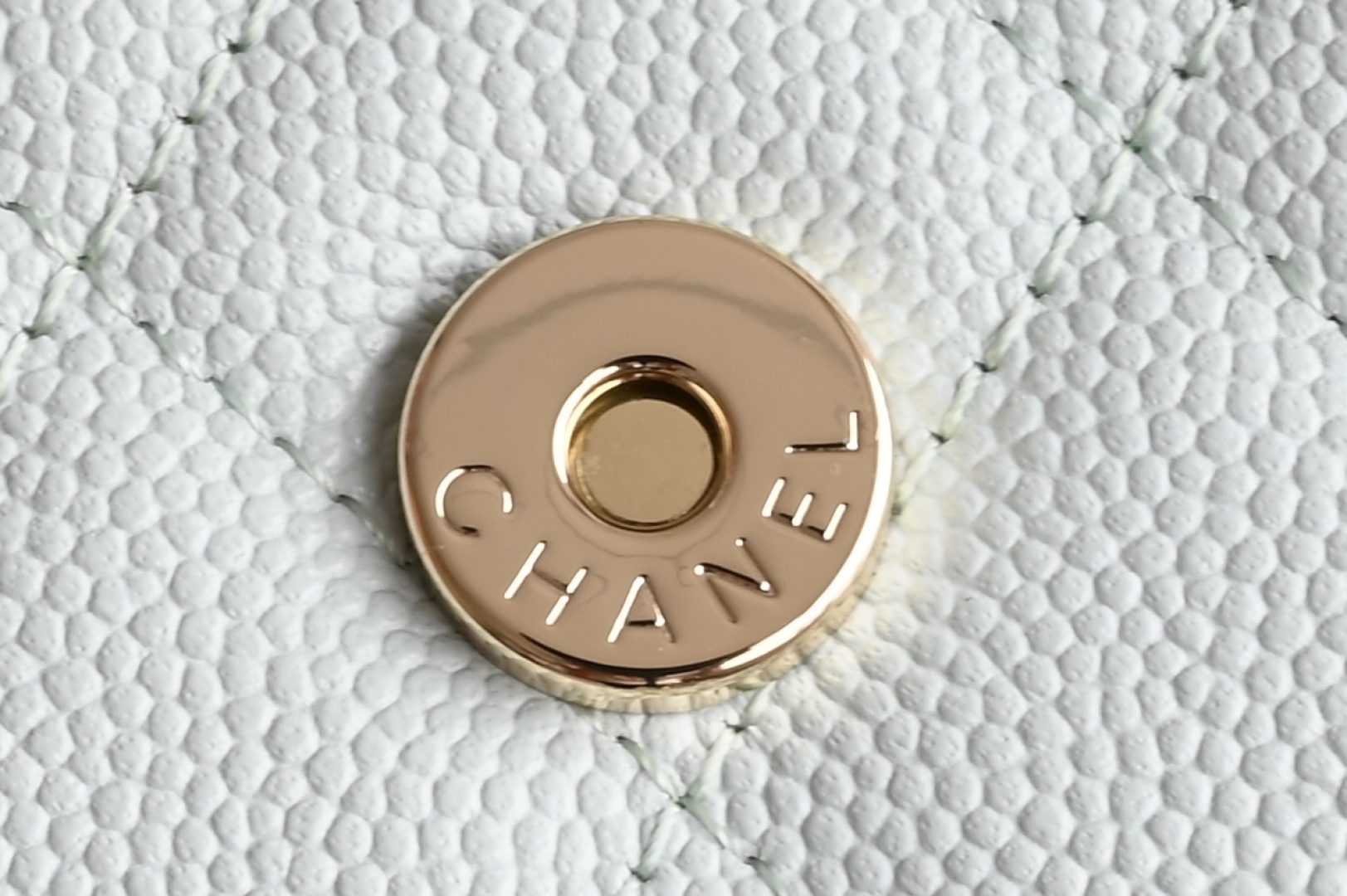 白金版▪️正品级 包装如图现货发售🌱皮穿链手柄𝐤𝐞𝐥𝐥𝐲手机包回归𝑪𝒉𝒂𝒏𝒆𝒍 𝟐𝟓𝐒｜白色♥𝐳𝐩级 浅