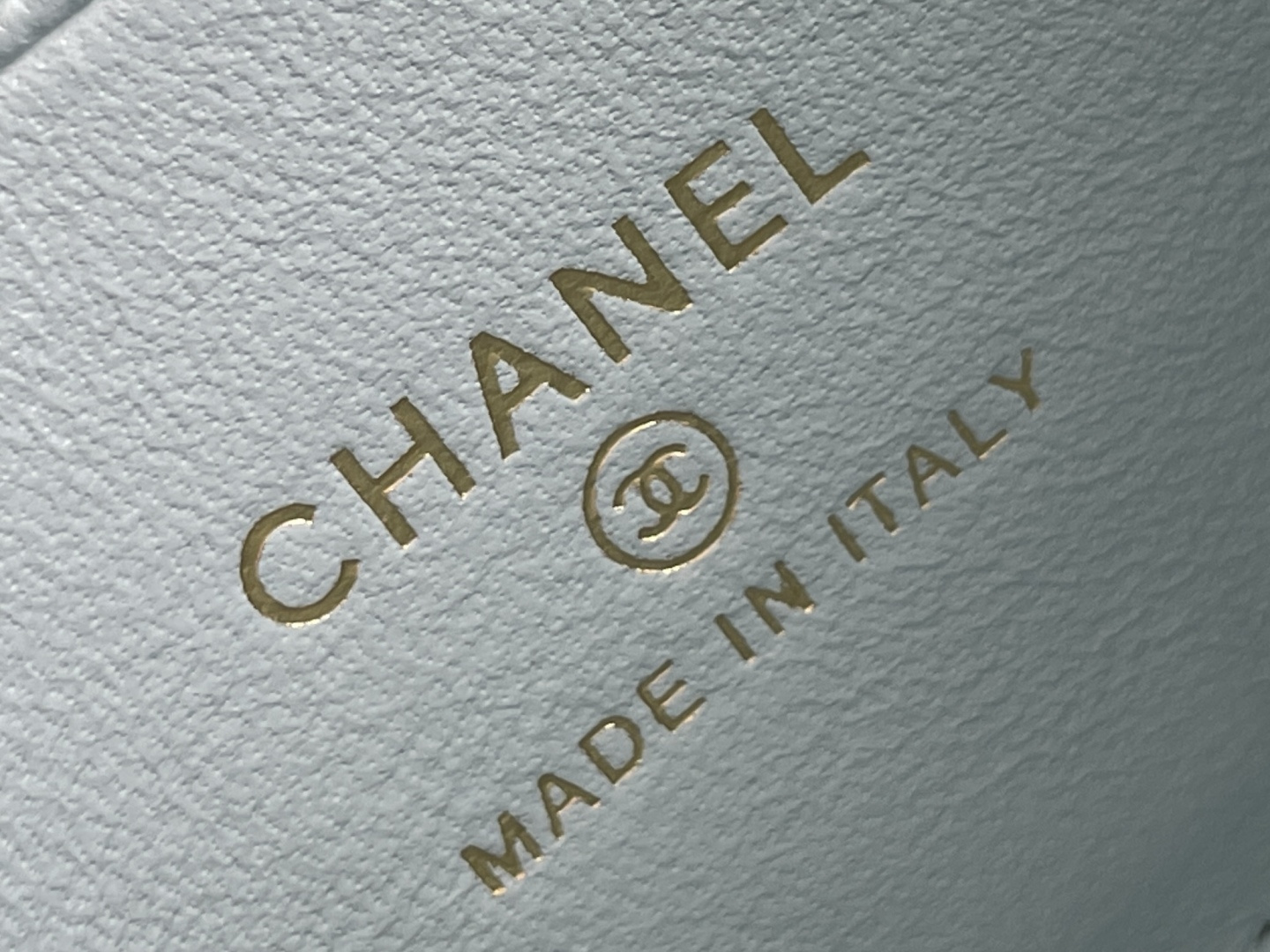 白金版▪️正品级 包装如图现货发售🌱皮穿链手柄𝐤𝐞𝐥𝐥𝐲手机包回归𝑪𝒉𝒂𝒏𝒆𝒍 𝟐𝟓𝐒｜白色♥𝐳𝐩级 浅