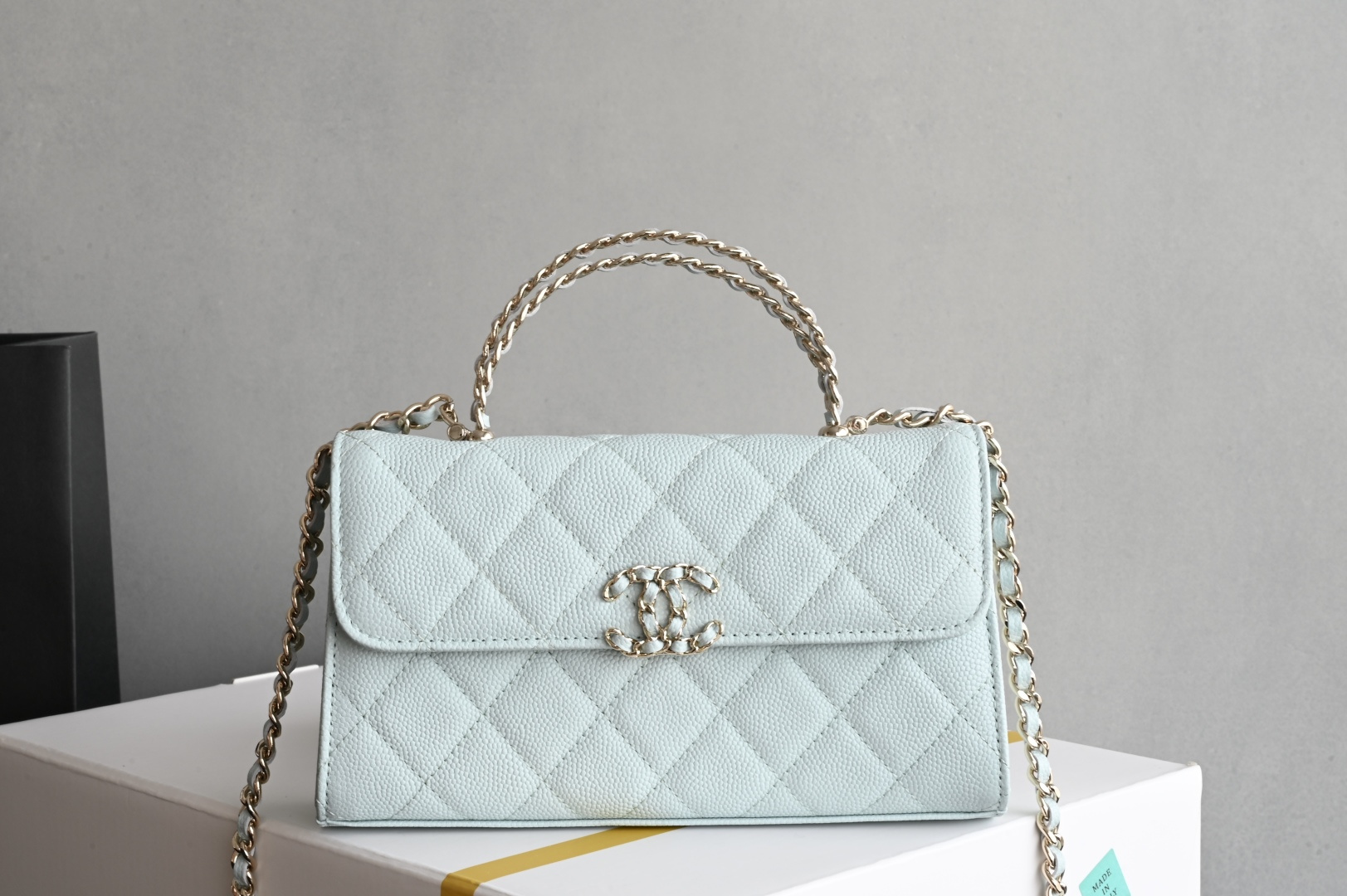 白金版▪️正品级 包装如图现货发售🌱皮穿链手柄𝐤𝐞𝐥𝐥𝐲手机包回归𝑪𝒉𝒂𝒏𝒆𝒍 𝟐𝟓𝐒｜白色♥𝐳𝐩级 浅