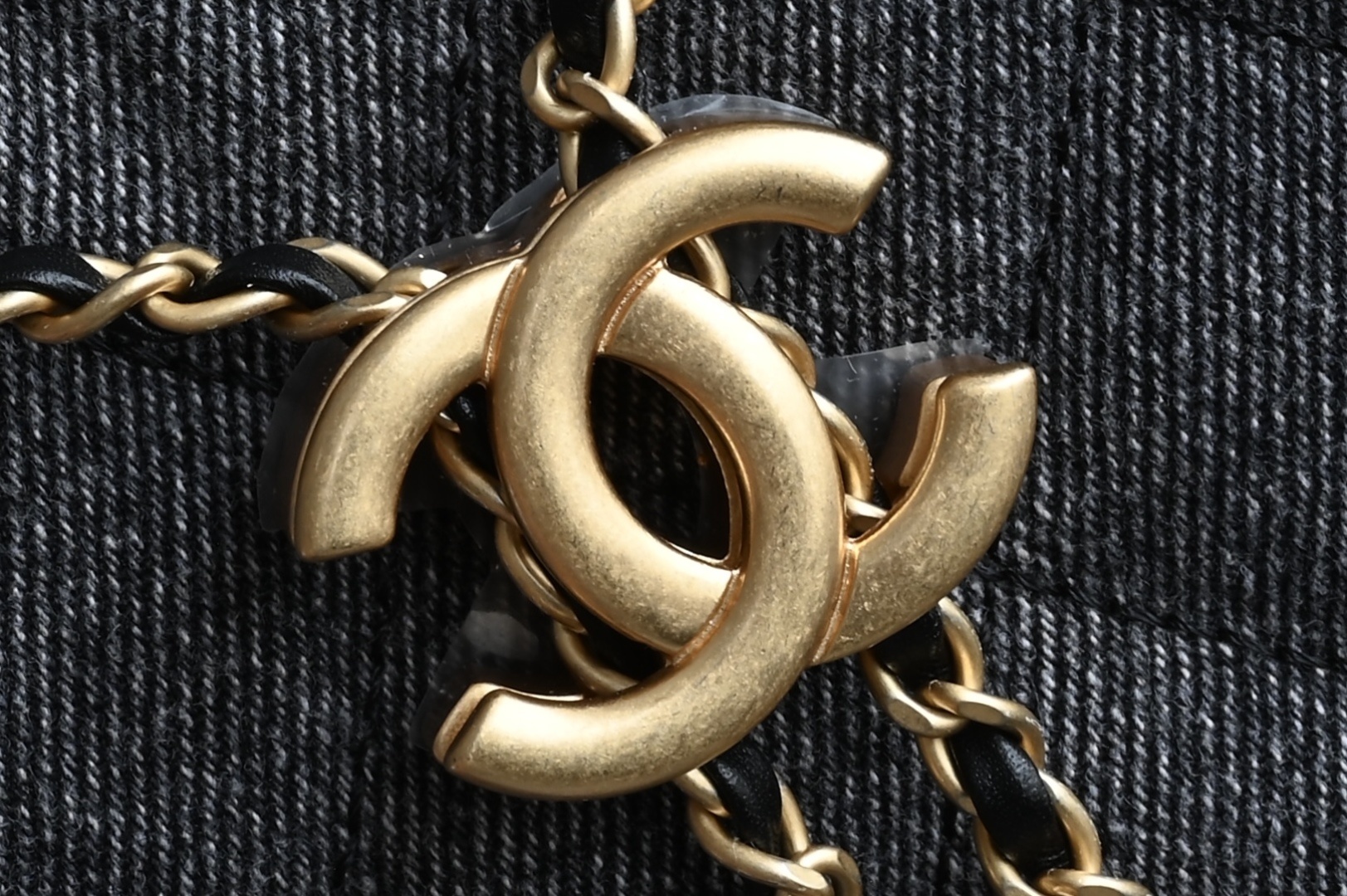 白金版▪️正品级 包装如图全新到货🆕𝗖𝗵𝗮𝗻𝗲𝟭 𝟮𝟱𝗕𝗮𝗴𝟐𝟓𝐒嬉皮𝗁𝗈𝖻𝗈 中号 黑牛仔专柜售价𝟦𝟨