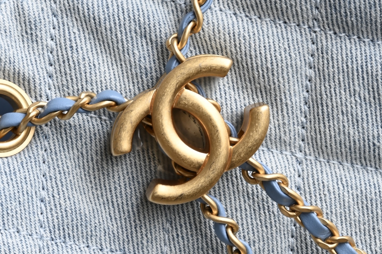 白金版▪️正品级 包装如图全新到货🆕𝗖𝗵𝗮𝗻𝗲𝟭 𝟮𝟱𝗕𝗮𝗴𝟐𝟓𝐒嬉皮𝗁𝗈𝖻𝗈 中号 蓝牛仔专柜售价𝟦𝟨