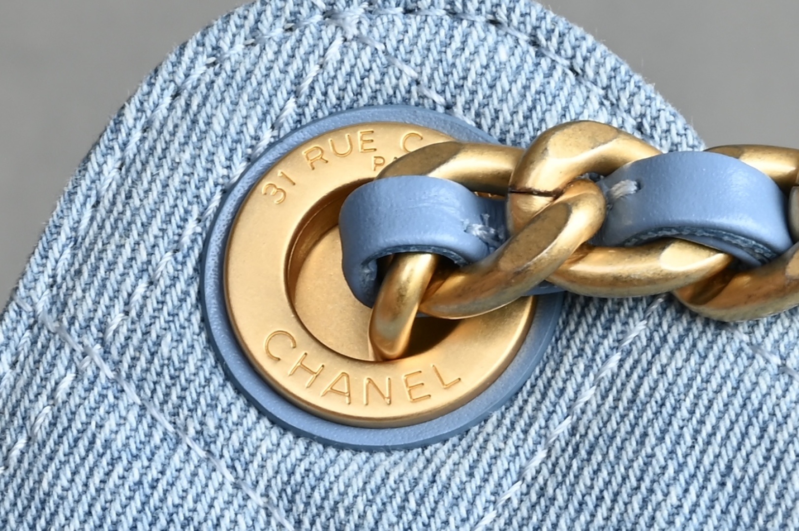 白金版▪️正品级 包装如图全新到货🆕𝗖𝗵𝗮𝗻𝗲𝟭 𝟮𝟱𝗕𝗮𝗴𝟐𝟓𝐒嬉皮𝗁𝗈𝖻𝗈 中号 蓝牛仔专柜售价𝟦𝟨