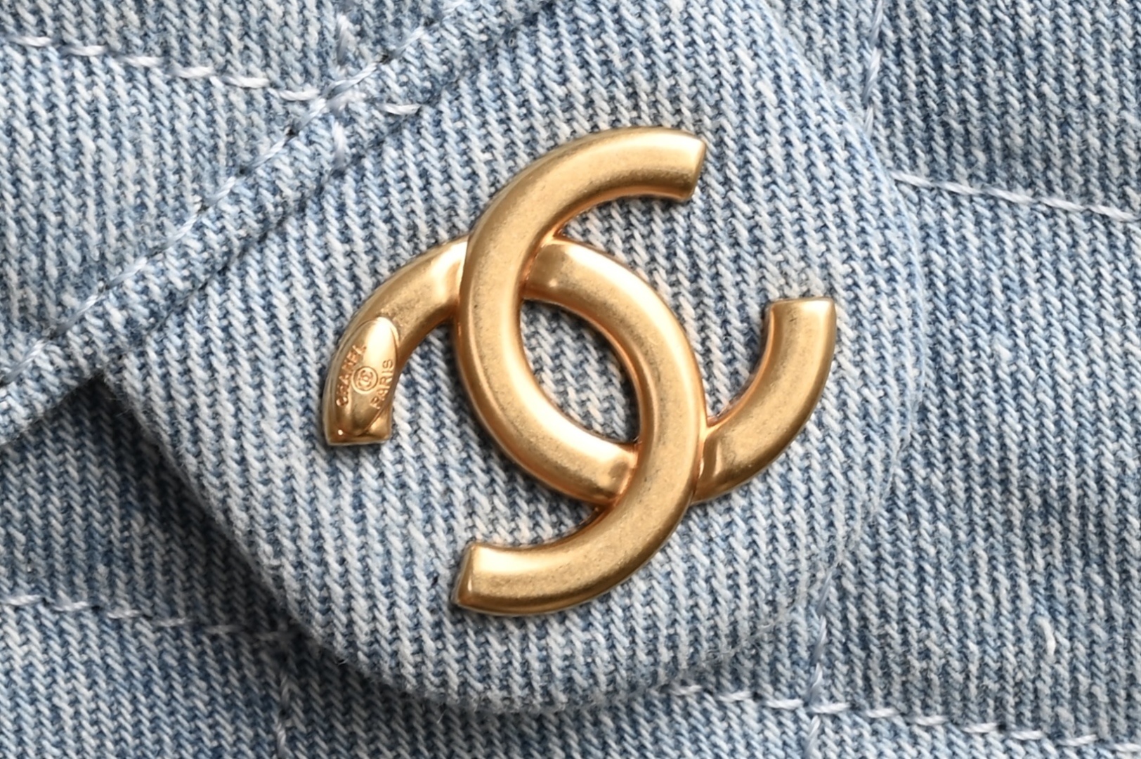 白金版▪️正品级 包装如图全新到货🆕𝗖𝗵𝗮𝗻𝗲𝟭 𝟮𝟱𝗕𝗮𝗴𝟐𝟓𝐒嬉皮𝗁𝗈𝖻𝗈 中号 蓝牛仔专柜售价𝟦𝟨