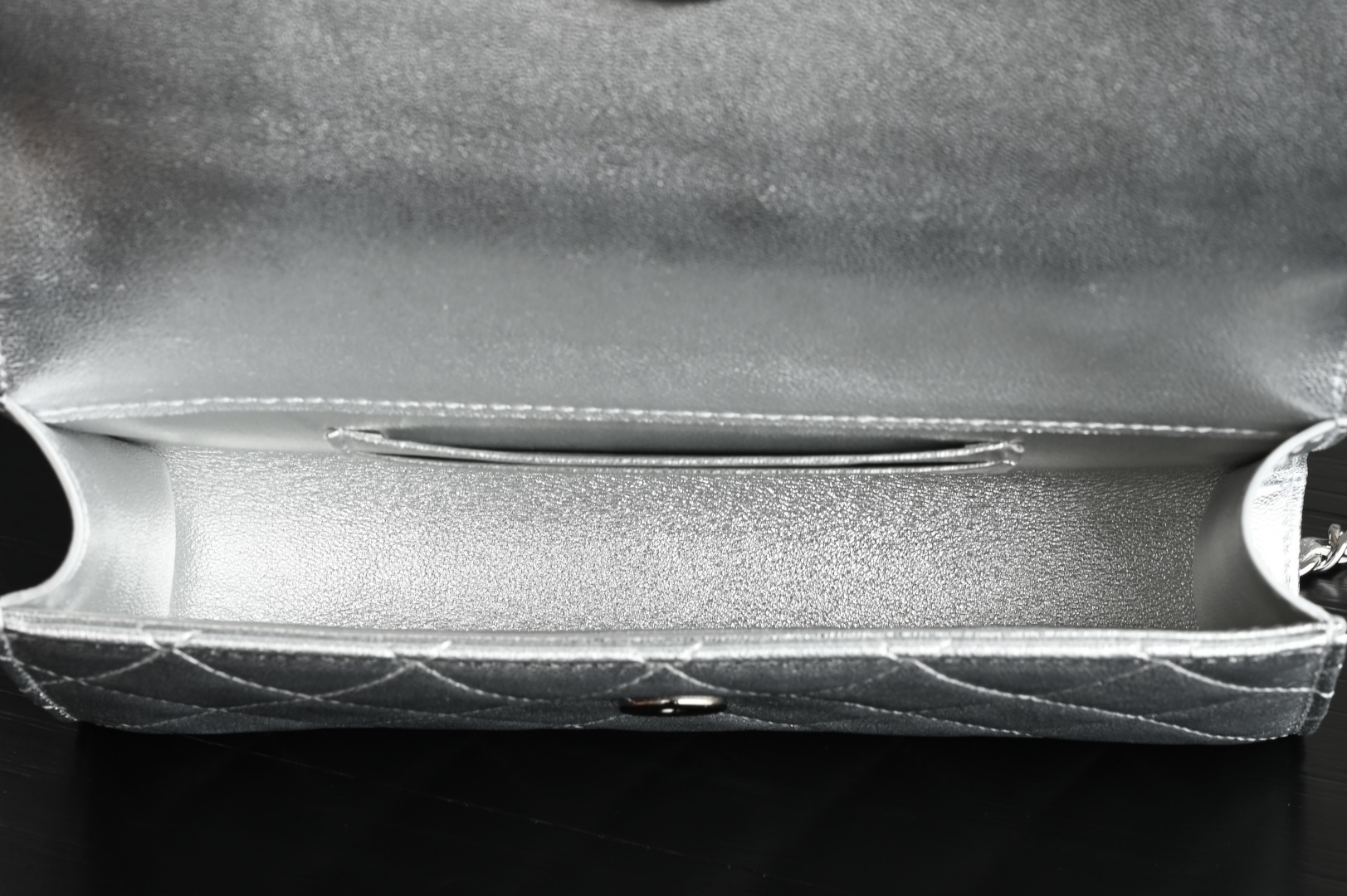 白金版▪️正品级 包装如图现货发售🌱皮穿链手柄𝐤𝐞𝐥𝐥𝐲手机包回归𝑪𝒉𝒂𝒏𝒆𝒍 𝟐𝟓𝐒｜白色♥𝐳𝐩级 银