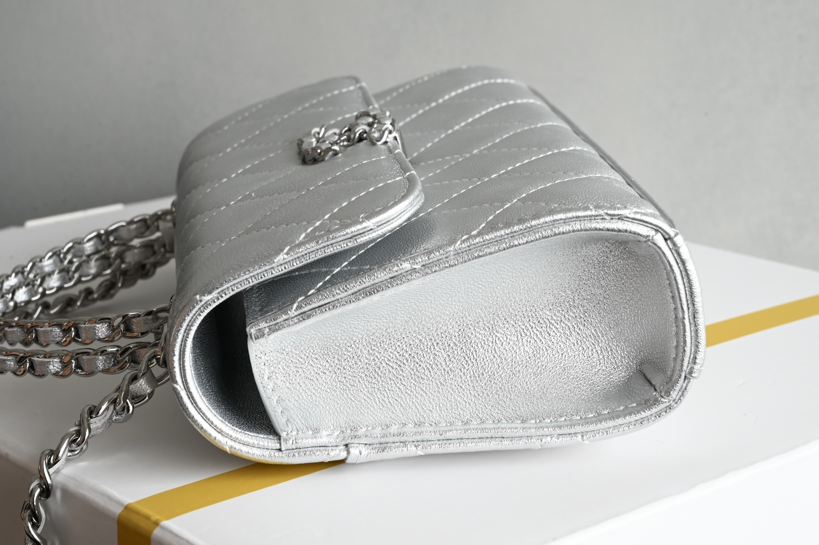 白金版▪️正品级 包装如图现货发售🌱皮穿链手柄𝐤𝐞𝐥𝐥𝐲手机包回归𝑪𝒉𝒂𝒏𝒆𝒍 𝟐𝟓𝐒｜白色♥𝐳𝐩级 银