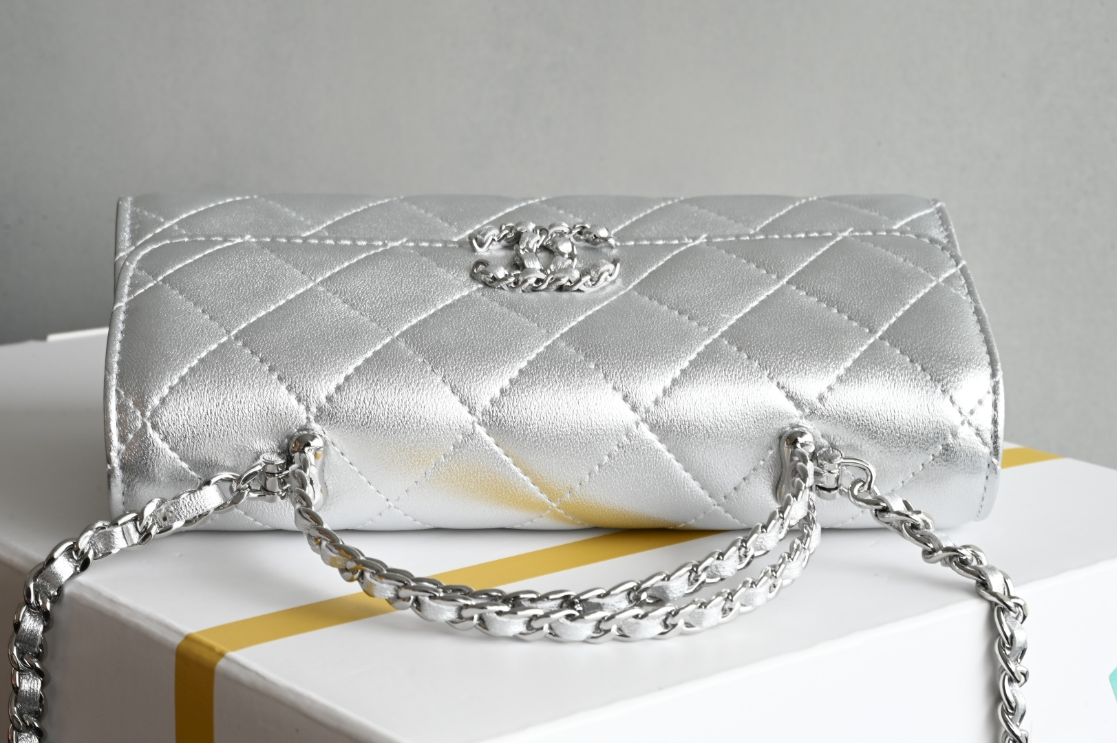 白金版▪️正品级 包装如图现货发售🌱皮穿链手柄𝐤𝐞𝐥𝐥𝐲手机包回归𝑪𝒉𝒂𝒏𝒆𝒍 𝟐𝟓𝐒｜白色♥𝐳𝐩级 银