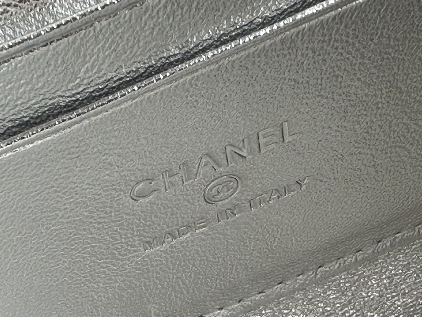 白金版▪️正品级 包装如图现货发售🌱皮穿链手柄𝐤𝐞𝐥𝐥𝐲手机包回归𝑪𝒉𝒂𝒏𝒆𝒍 𝟐𝟓𝐒｜白色♥𝐳𝐩级 银