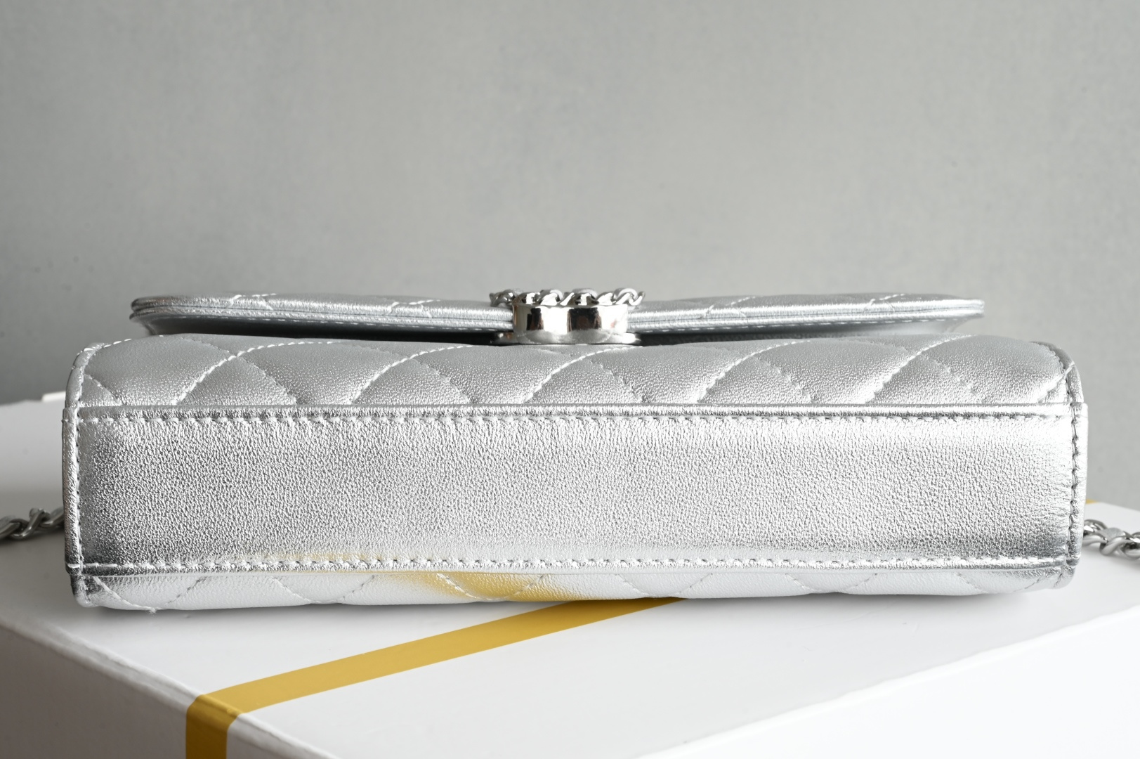 白金版▪️正品级 包装如图现货发售🌱皮穿链手柄𝐤𝐞𝐥𝐥𝐲手机包回归𝑪𝒉𝒂𝒏𝒆𝒍 𝟐𝟓𝐒｜白色♥𝐳𝐩级 银