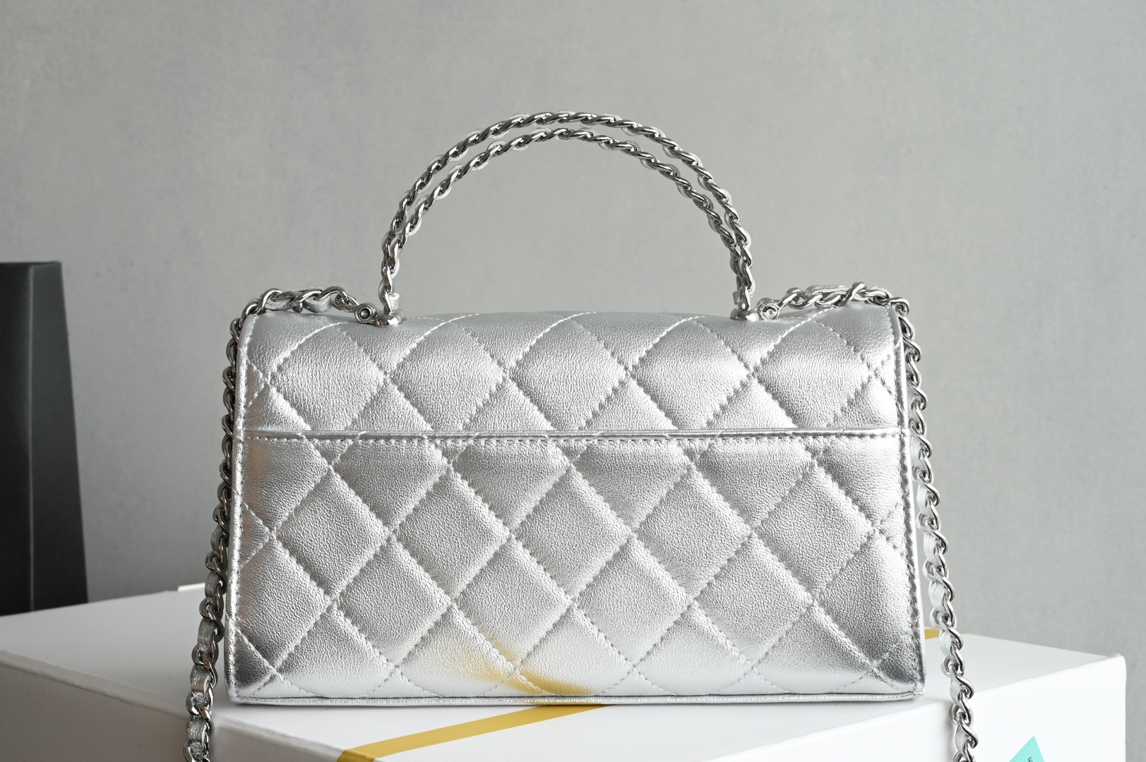 白金版▪️正品级 包装如图现货发售🌱皮穿链手柄𝐤𝐞𝐥𝐥𝐲手机包回归𝑪𝒉𝒂𝒏𝒆𝒍 𝟐𝟓𝐒｜白色♥𝐳𝐩级 银