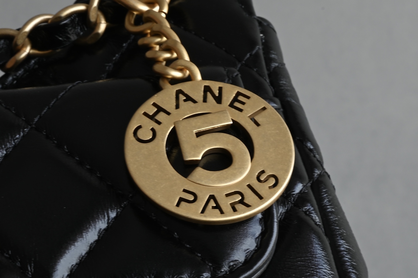 白金版▪️正品级 包装如图全新发售🆕𝒄𝒉𝒂𝒏𝒆𝒍 𝟐𝟓𝐬 全新版本天猫精灵 𝒉𝒐𝒃𝒐流浪包 小号黑色 专