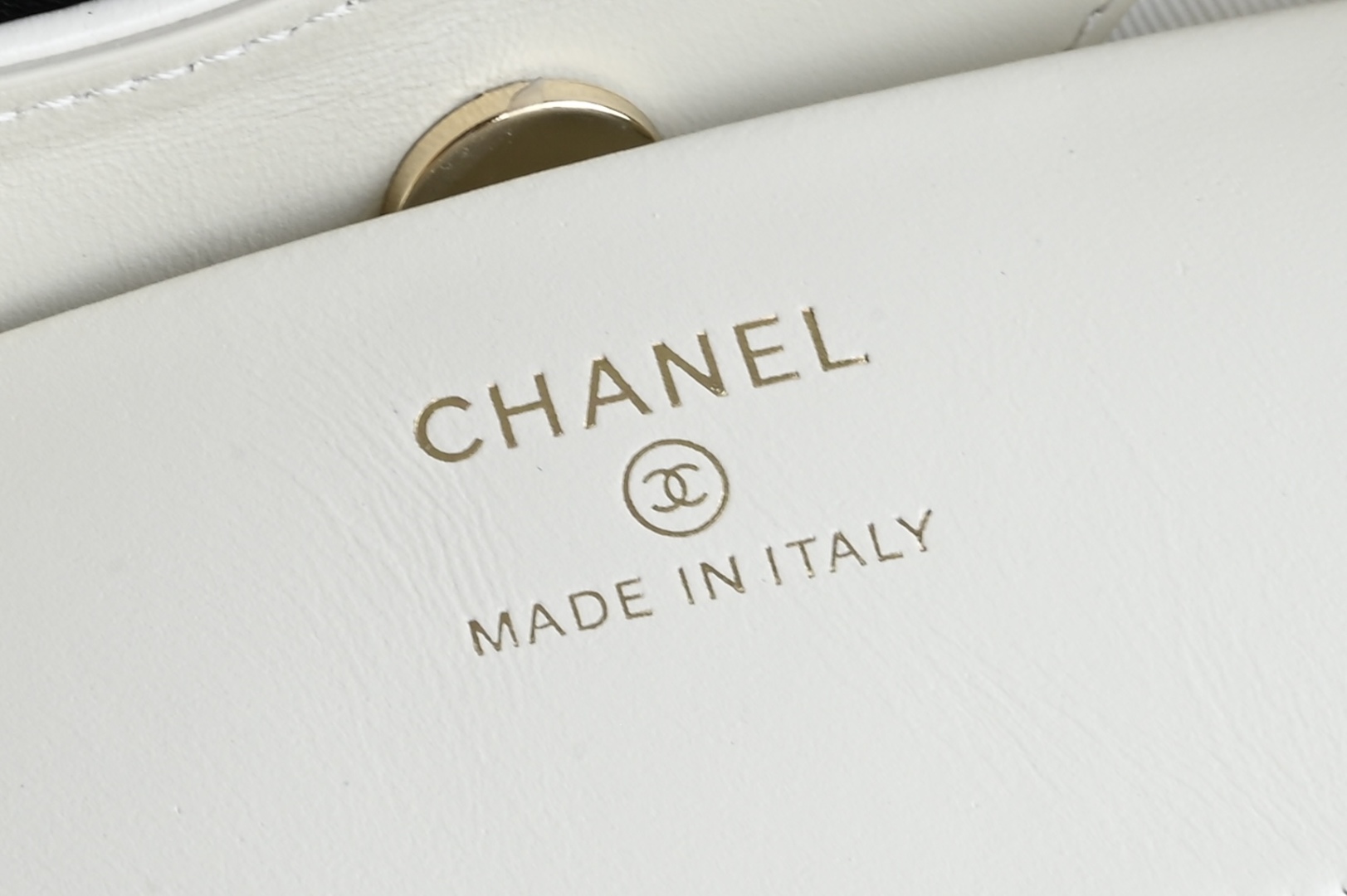 白金版▪️正品级 包装如图全新到货🆕𝗖𝗵𝗮𝗻𝗲𝟭 𝟮𝟓𝐏 羊皮系列𝟥𝟣𝖡𝖺𝗀 𝖭𝖺𝗇𝗈 白色专柜售价𝟤𝟨