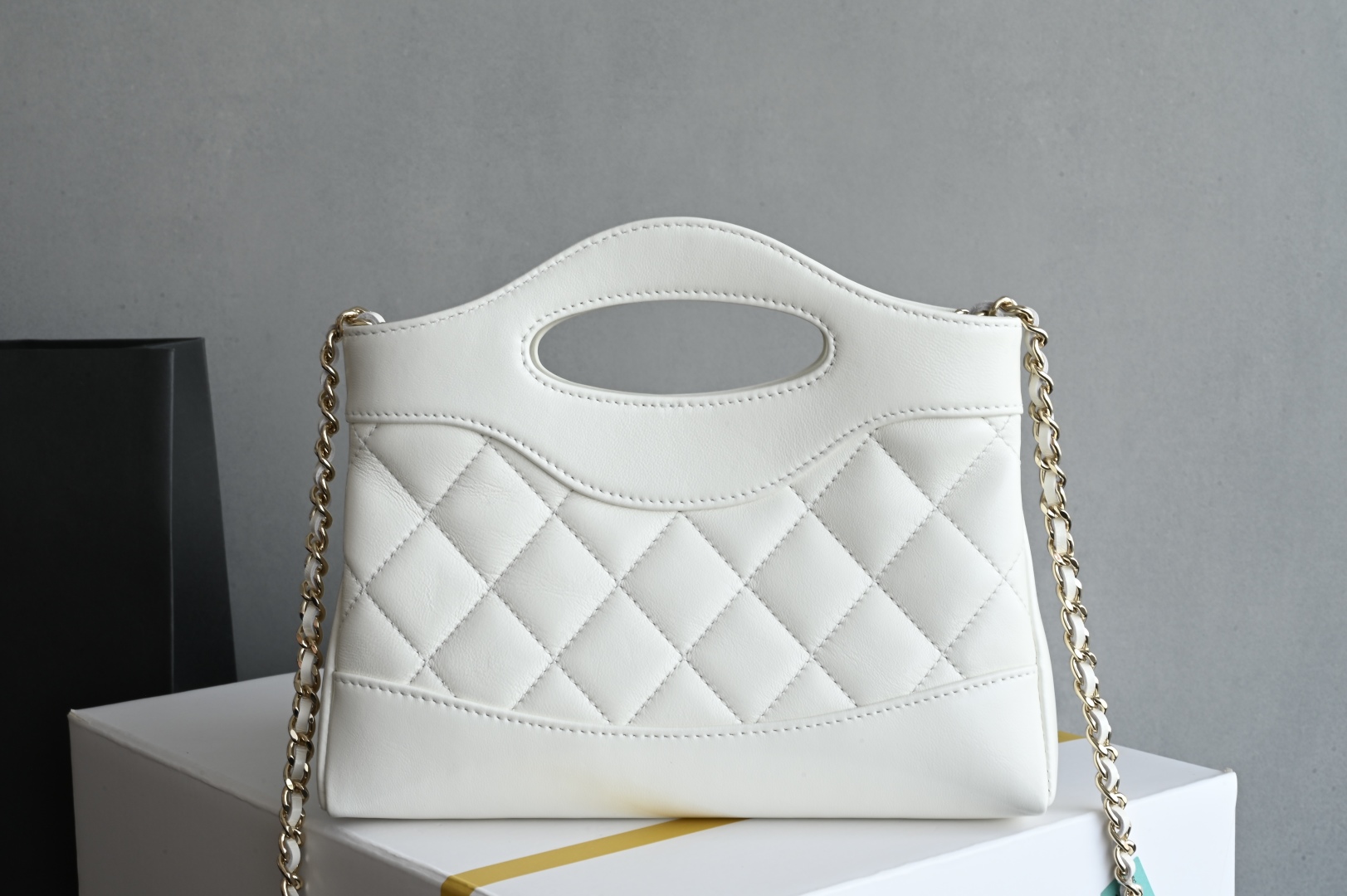 白金版▪️正品级 包装如图全新到货🆕𝗖𝗵𝗮𝗻𝗲𝟭 𝟮𝟓𝐏 羊皮系列𝟥𝟣𝖡𝖺𝗀 𝖭𝖺𝗇𝗈 白色专柜售价𝟤𝟨