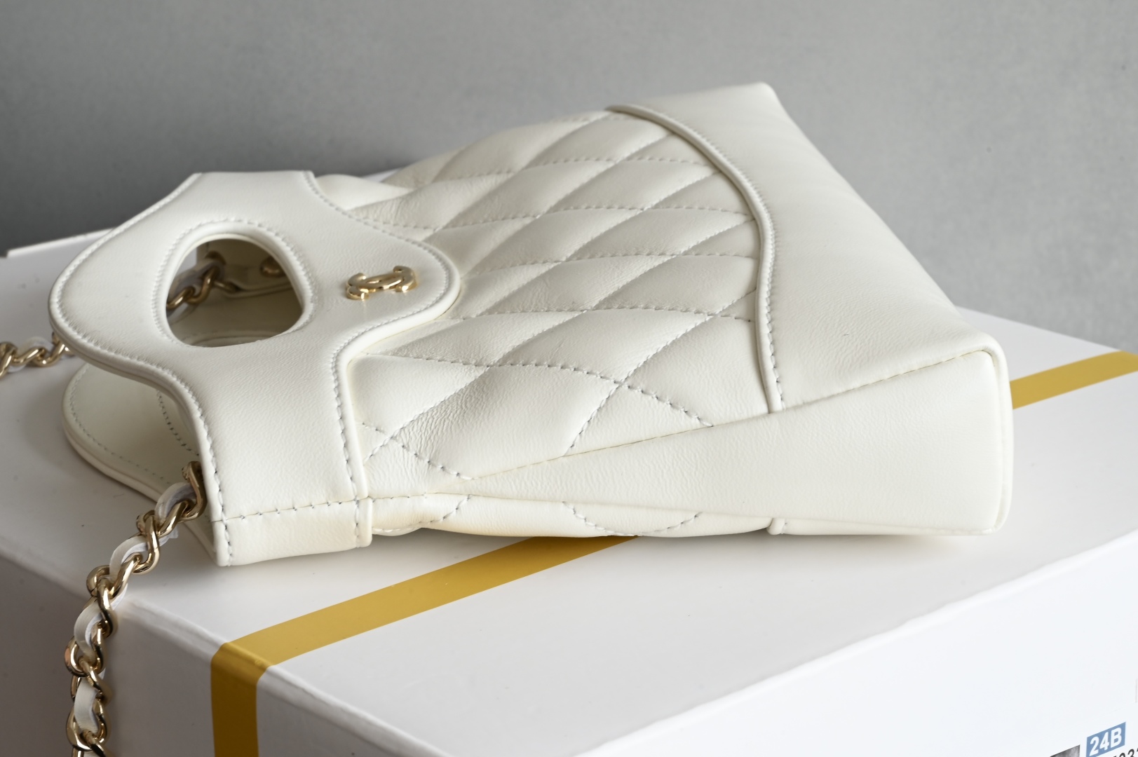 白金版▪️正品级 包装如图全新到货🆕𝗖𝗵𝗮𝗻𝗲𝟭 𝟮𝟓𝐏 羊皮系列𝟥𝟣𝖡𝖺𝗀 𝖭𝖺𝗇𝗈 白色专柜售价𝟤𝟨