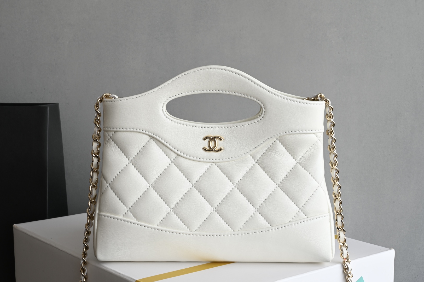 白金版▪️正品级 包装如图全新到货🆕𝗖𝗵𝗮𝗻𝗲𝟭 𝟮𝟓𝐏 羊皮系列𝟥𝟣𝖡𝖺𝗀 𝖭𝖺𝗇𝗈 白色专柜售价𝟤𝟨