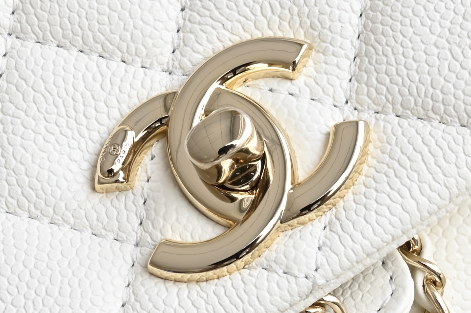 白金版▪️正品级 包装如图𝗖𝗵𝗮𝗻𝗲𝟭 𝟐𝟓𝐏 全新升级版🍀双口袋青蛙🐸复古背包 白色 中号专柜售价𝟦𝟫