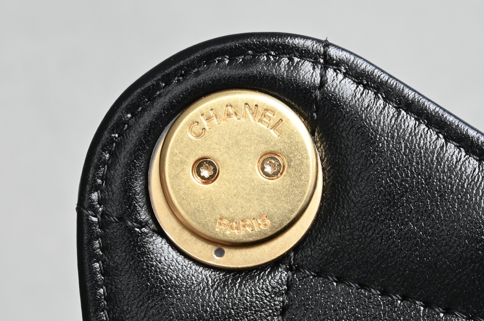 白金版▪️正品级 包装如图全新到货🆕𝗖𝗵𝗮𝗻𝗲𝟭 𝟮𝟱𝗰早春𝟐𝟓𝐛𝐚𝐠嬉皮购物包小号 黑色♥专柜售价𝟦𝟩