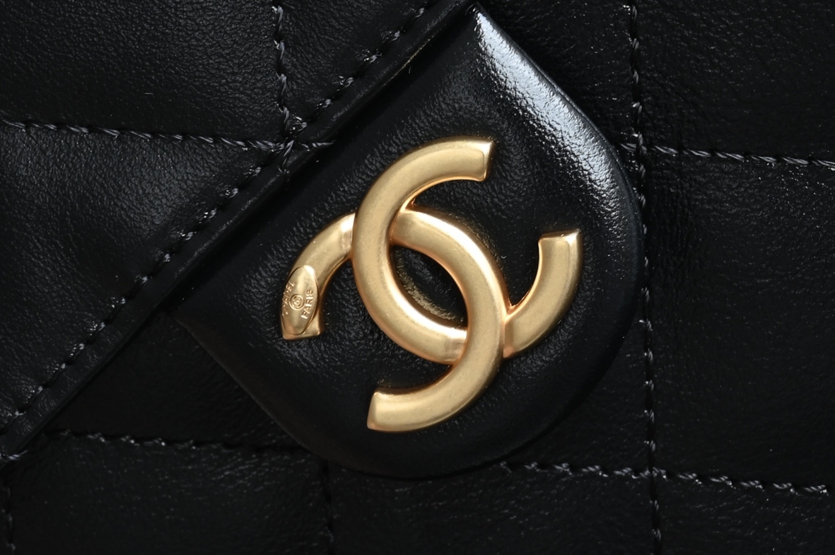 白金版▪️正品级 包装如图全新到货🆕𝗖𝗵𝗮𝗻𝗲𝟭 𝟮𝟱𝗰早春𝟐𝟓𝐛𝐚𝐠嬉皮购物包小号 黑色♥专柜售价𝟦𝟩