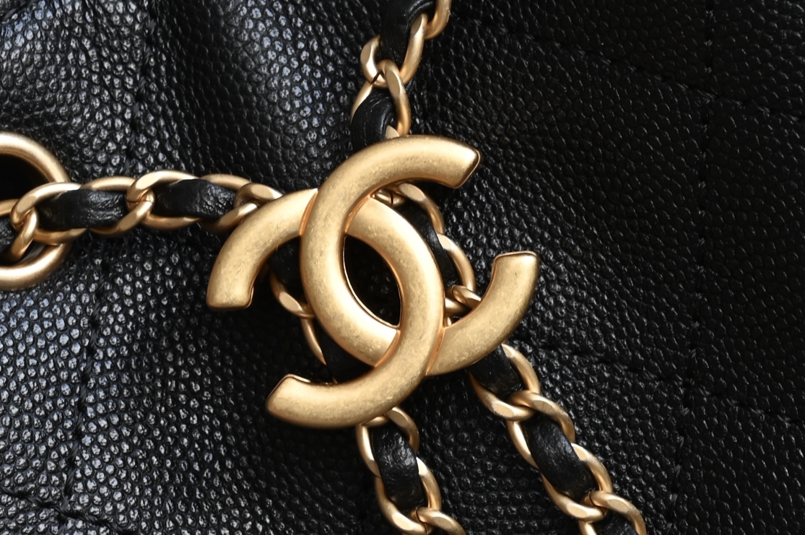 白金版▪️正品级 包装如图全新到货🆕𝗖𝗵𝗮𝗻𝗲𝟭 𝟮𝟱𝐒𝟐𝟓𝐁𝐚𝐠嬉皮购物包小号 黑色♥专柜售价𝟦𝟩𝟪𝟢