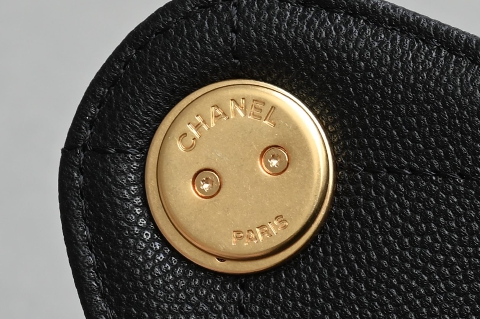 白金版▪️正品级 包装如图全新到货🆕𝗖𝗵𝗮𝗻𝗲𝟭 𝟮𝟱𝐒𝟐𝟓𝐁𝐚𝐠嬉皮购物包小号 黑色♥专柜售价𝟦𝟩𝟪𝟢