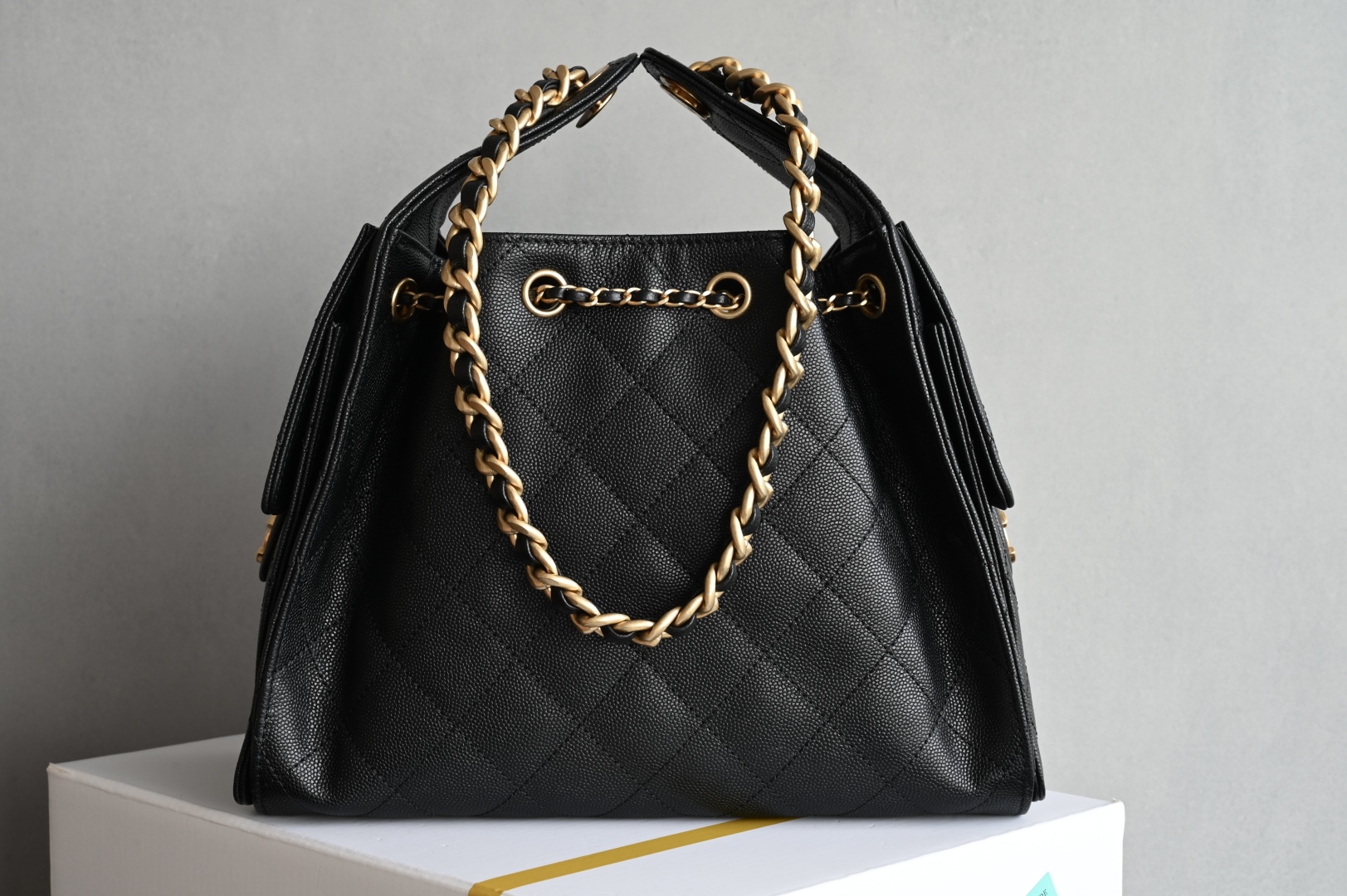 白金版▪️正品级 包装如图全新到货🆕𝗖𝗵𝗮𝗻𝗲𝟭 𝟮𝟱𝐒𝟐𝟓𝐁𝐚𝐠嬉皮购物包小号 黑色♥专柜售价𝟦𝟩𝟪𝟢