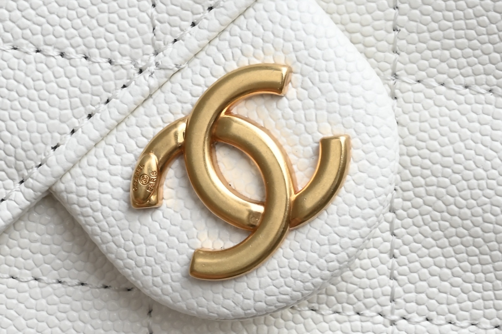 白金版▪️正品级 包装如图全新到货🆕𝗖𝗵𝗮𝗻𝗲𝟭 𝟮𝟱𝐒𝟐𝟓𝐁𝐚𝐠嬉皮购物包小号 白色专柜售价𝟦𝟩𝟪𝟢𝟢