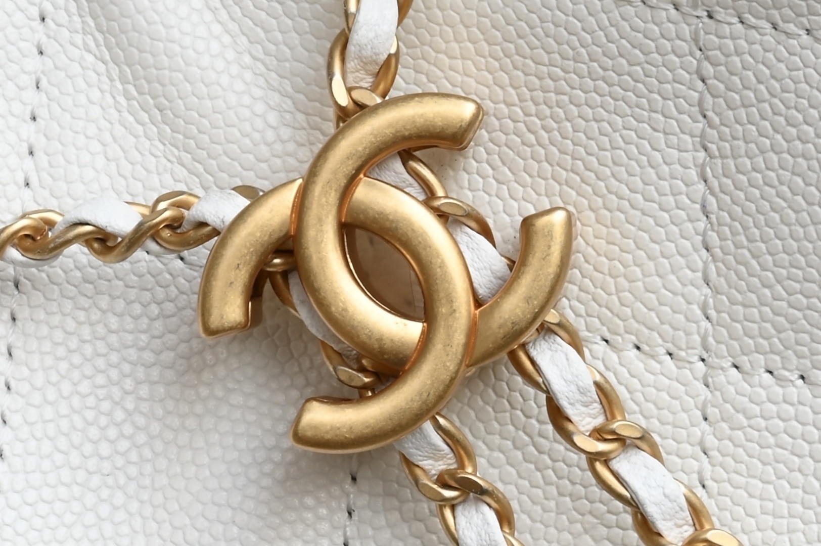 白金版▪️正品级 包装如图全新到货🆕𝗖𝗵𝗮𝗻𝗲𝟭 𝟮𝟱𝐒𝟐𝟓𝐁𝐚𝐠嬉皮购物包小号 白色专柜售价𝟦𝟩𝟪𝟢𝟢