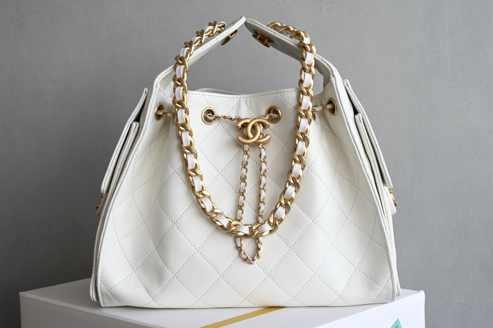 白金版▪️正品级 包装如图全新到货🆕𝗖𝗵𝗮𝗻𝗲𝟭 𝟮𝟱𝐒𝟐𝟓𝐁𝐚𝐠嬉皮购物包小号 白色专柜售价𝟦𝟩𝟪𝟢𝟢