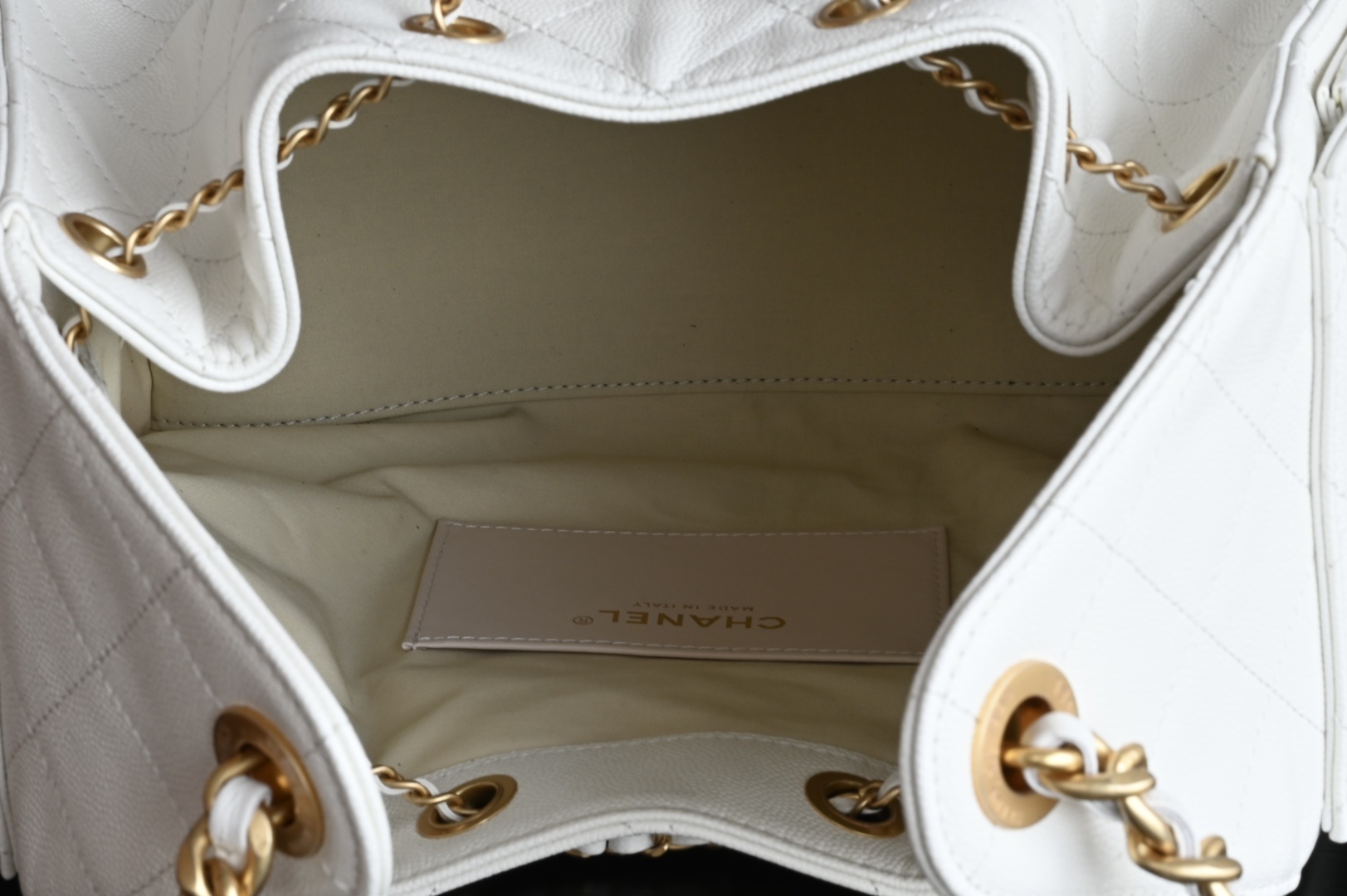 白金版▪️正品级 包装如图全新到货🆕𝗖𝗵𝗮𝗻𝗲𝟭 𝟮𝟱𝐒𝟐𝟓𝐁𝐚𝐠嬉皮购物包小号 白色专柜售价𝟦𝟩𝟪𝟢𝟢