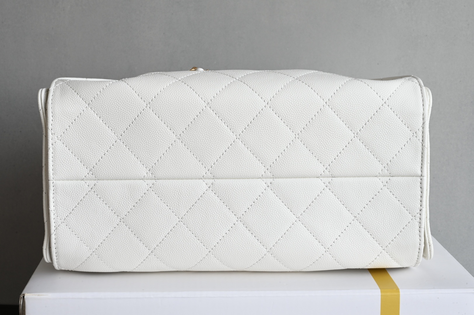 白金版▪️正品级 包装如图全新到货🆕𝗖𝗵𝗮𝗻𝗲𝟭 𝟮𝟱𝐒𝟐𝟓𝐁𝐚𝐠嬉皮购物包小号 白色专柜售价𝟦𝟩𝟪𝟢𝟢