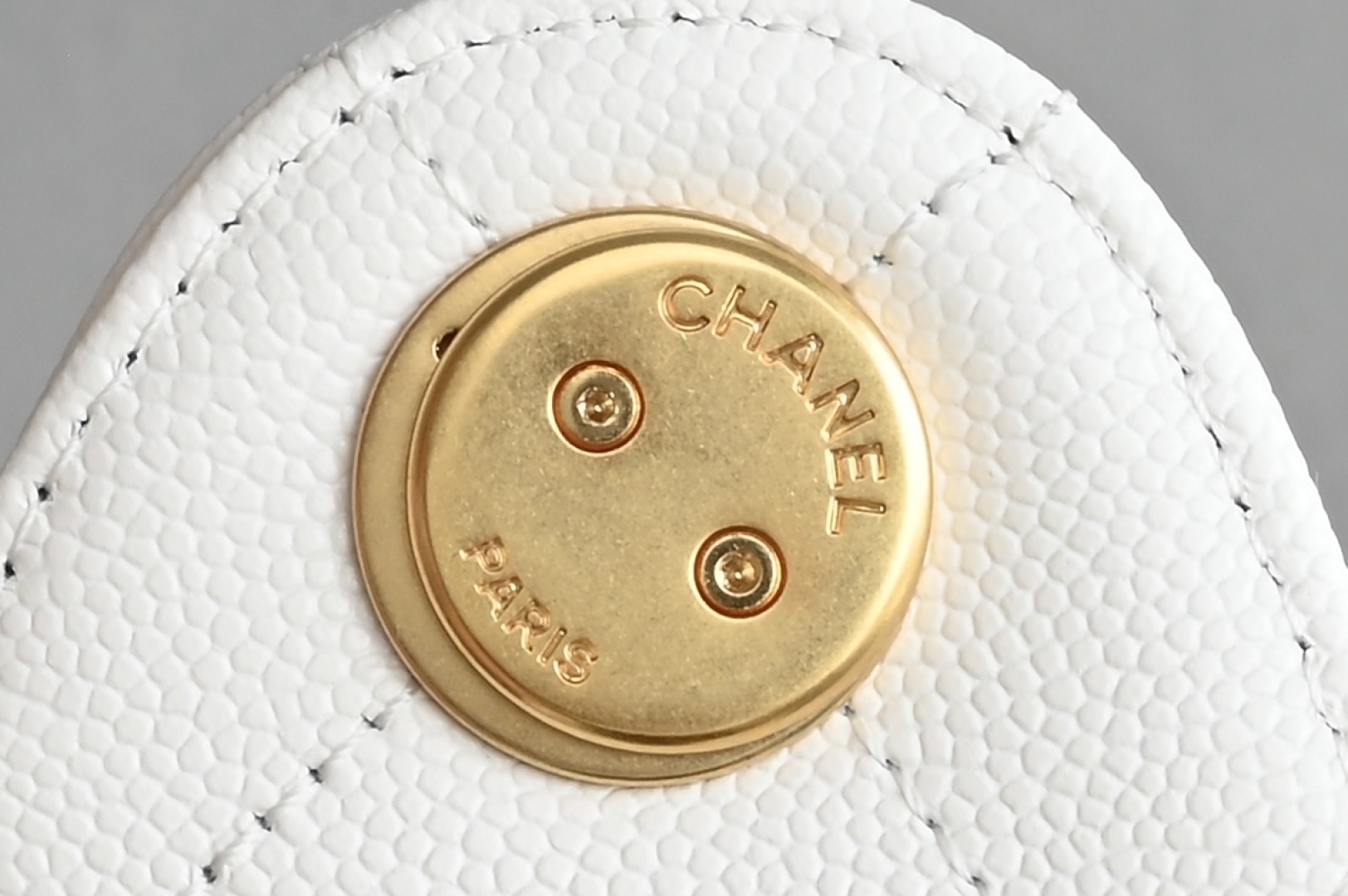 白金版▪️正品级 包装如图全新到货🆕𝗖𝗵𝗮𝗻𝗲𝟭 𝟮𝟱𝐒𝟐𝟓𝐁𝐚𝐠嬉皮购物包小号 白色专柜售价𝟦𝟩𝟪𝟢𝟢